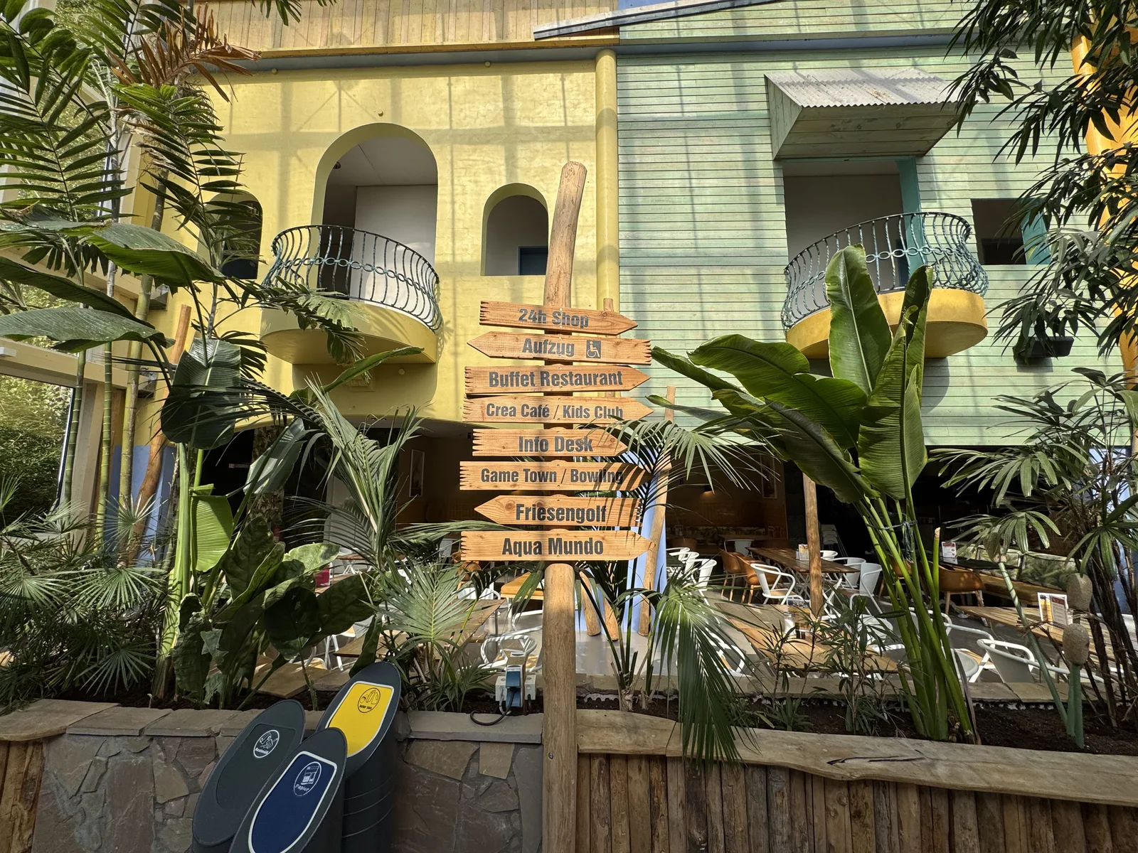 Wegweiser im Market Dome – alles auf einen Blick: Buffet Restaurant, Kids Club, Aqua Mundo, Friesengolf und mehr
