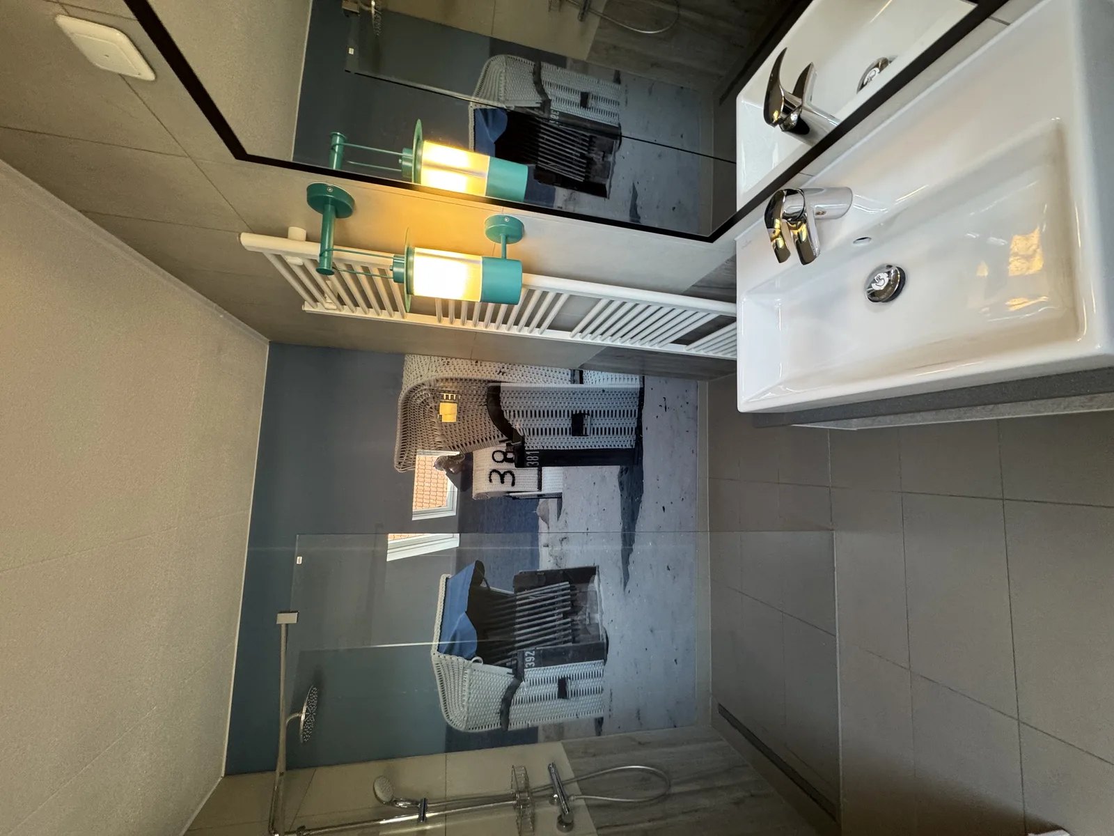 Badezimmer im Premium-Ferienhaus – modern und geräumig