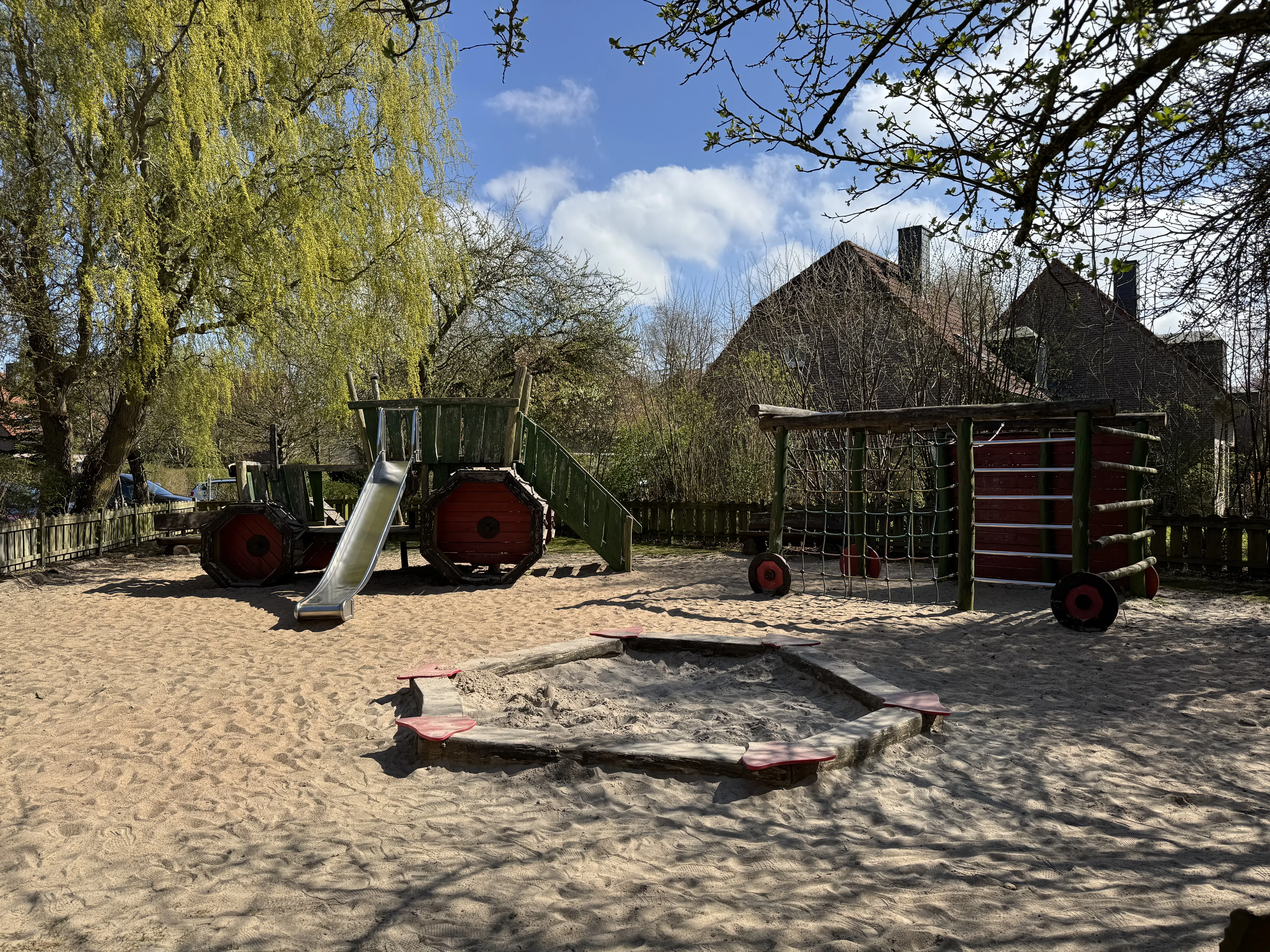 Die gepflegte Parkanlage – alles wirkt hochwertig und gut instand gehalten