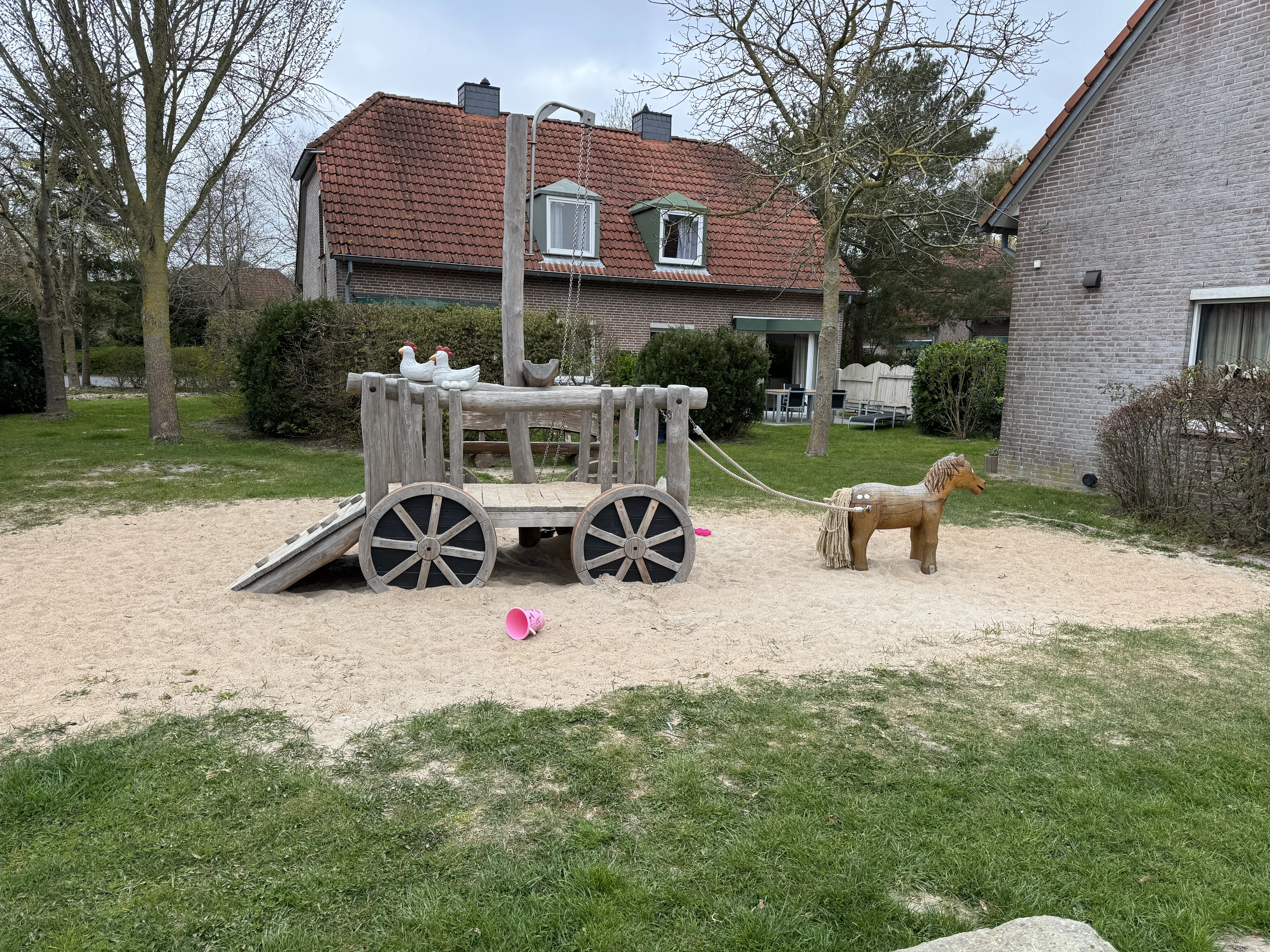 Spielbereich direkt vor der Haustür – praktisch für Familien