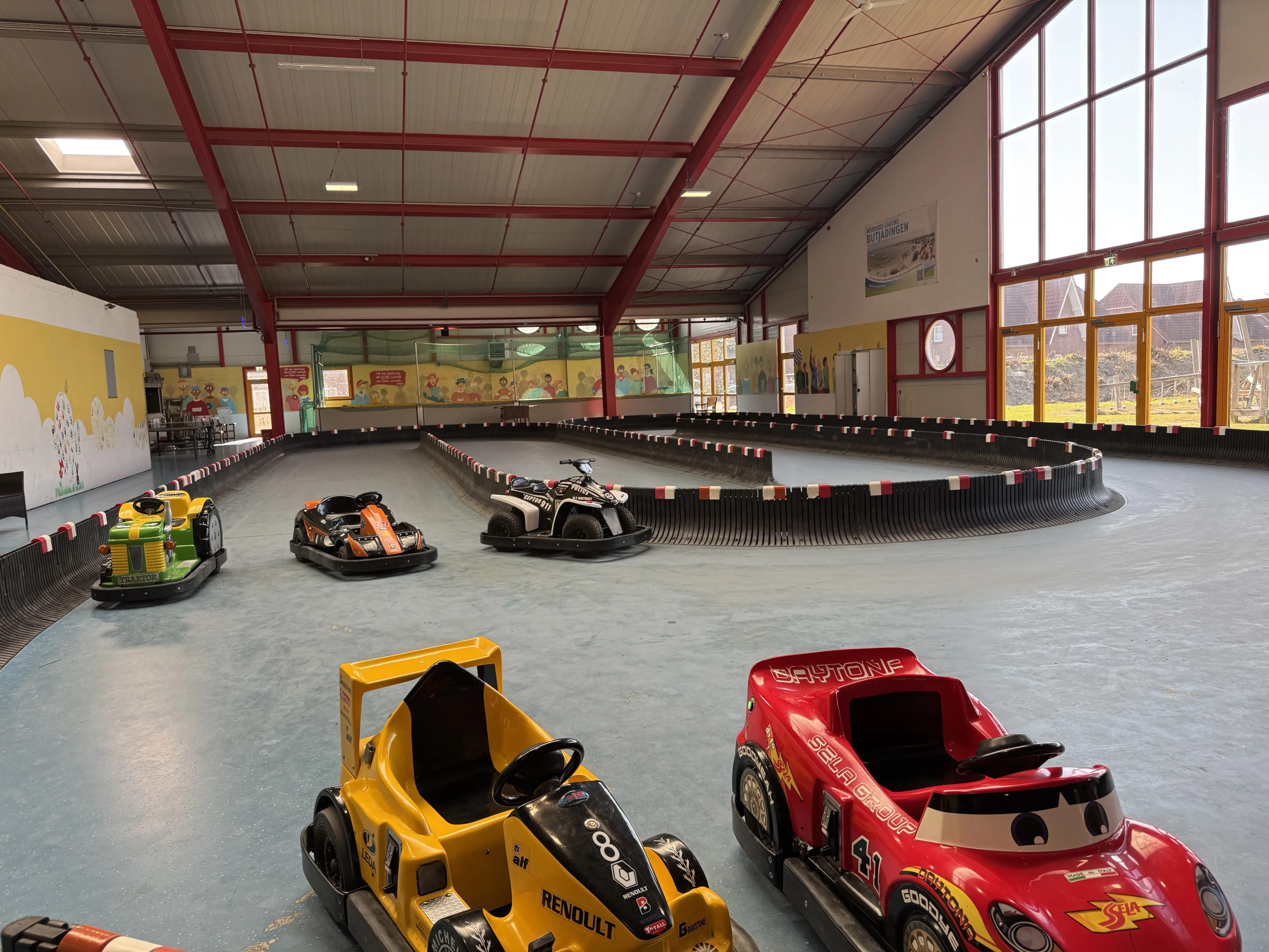 Sitzbereich für Eltern mit Blick auf die Spielflächen