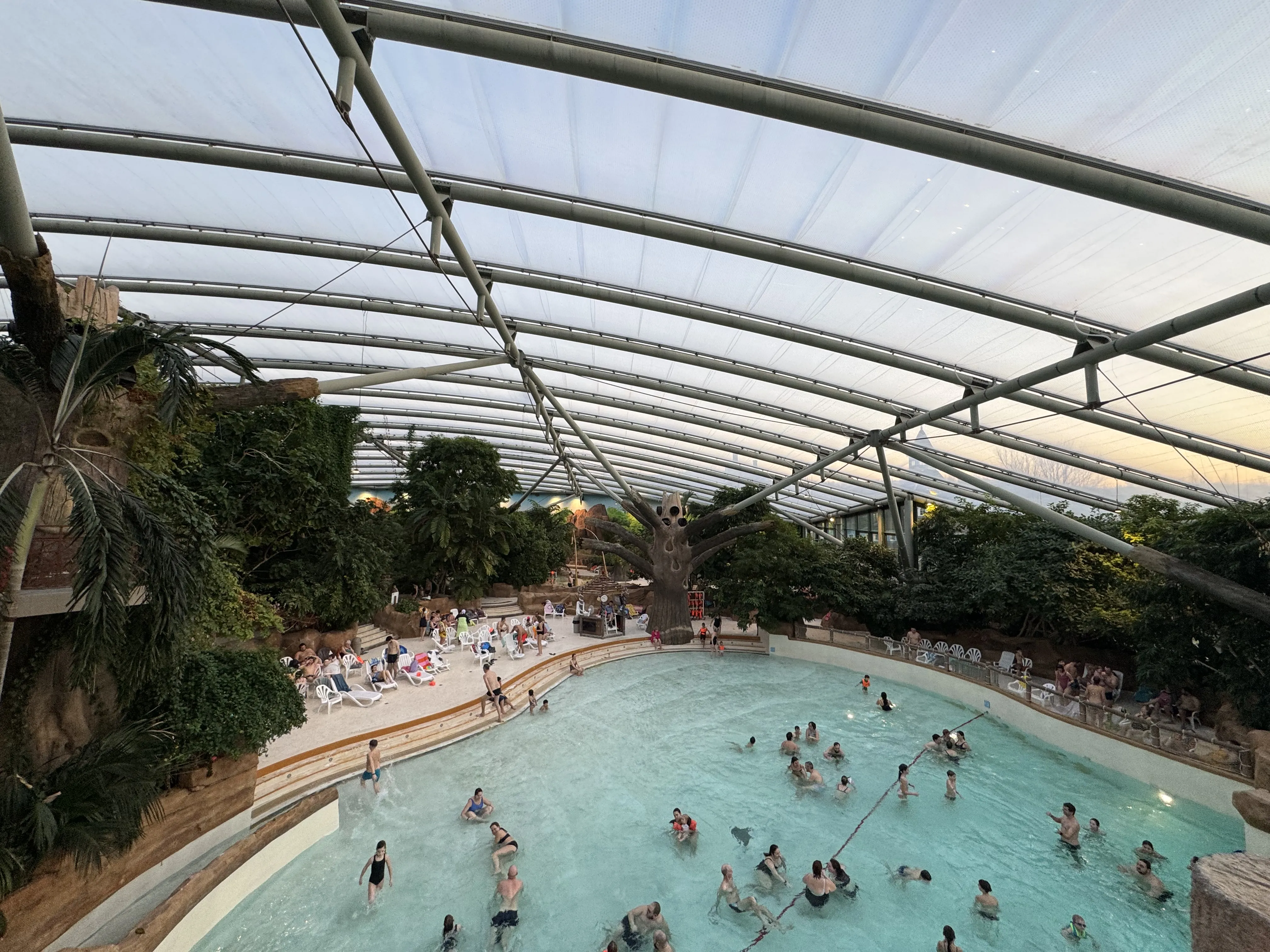 Blick von oben auf das Hauptbecken und die Rutschenlandschaft im Aqua Mundo Le Lac d'Ailette
