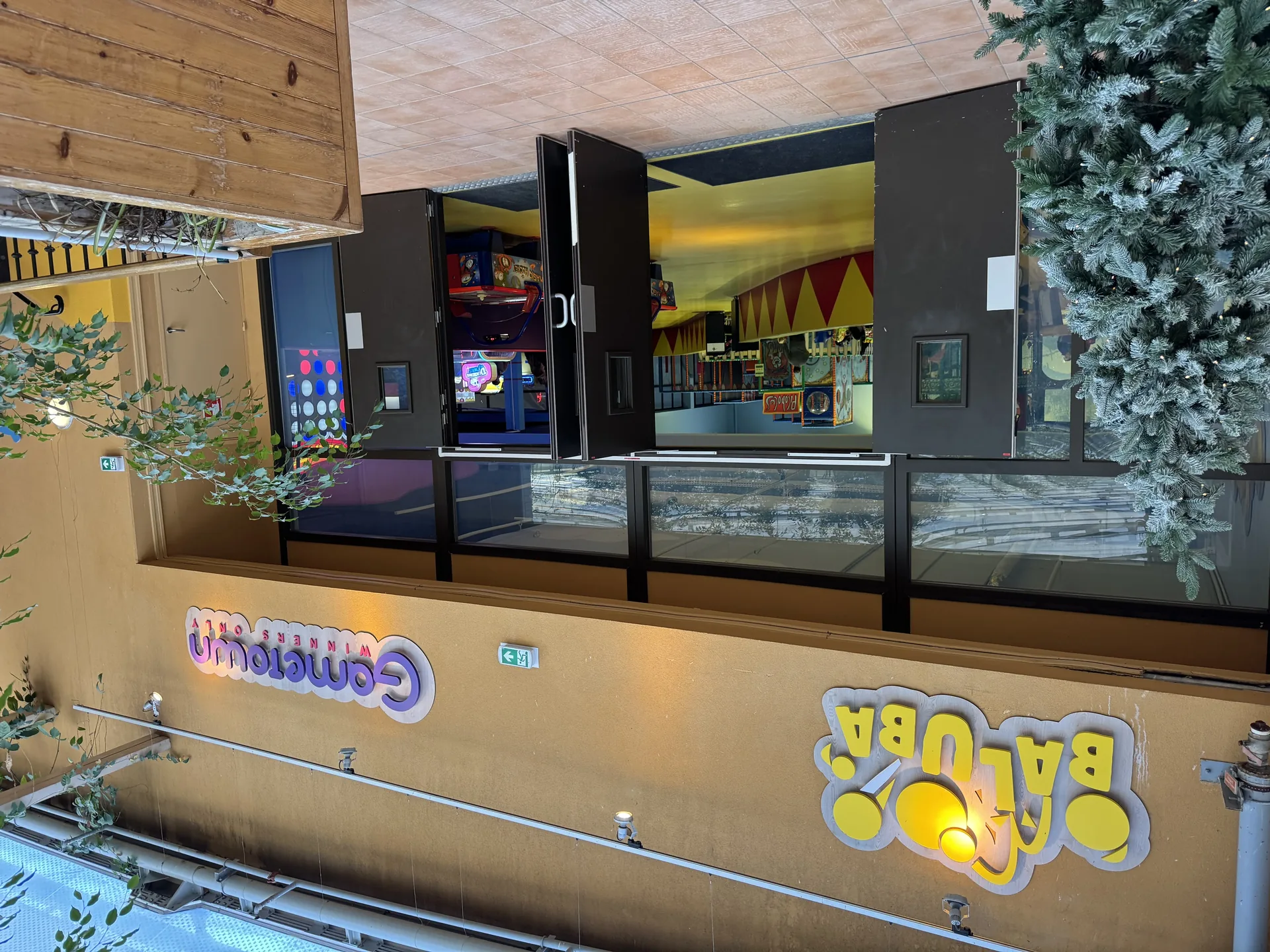 Eingang zur Baluba Indoor-Spielhalle neben dem Buffet-Restaurant