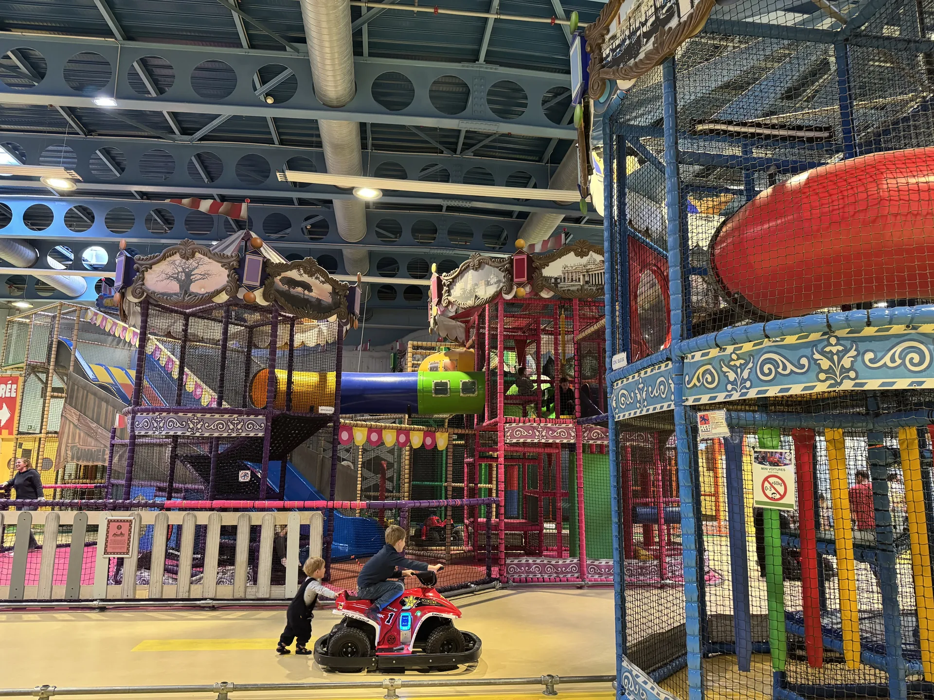 Elektro-Cars für Kinder in der Baluba Indoor-Spielhalle