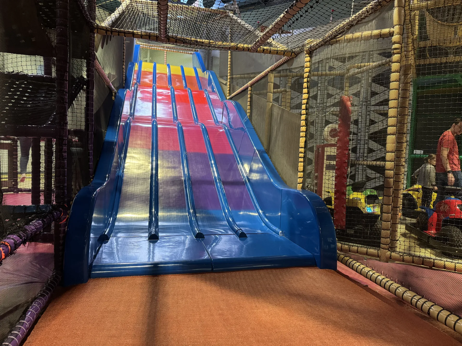 Große Rutsche in der Baluba Indoor-Spielwelt des Le Lac d’Ailette
