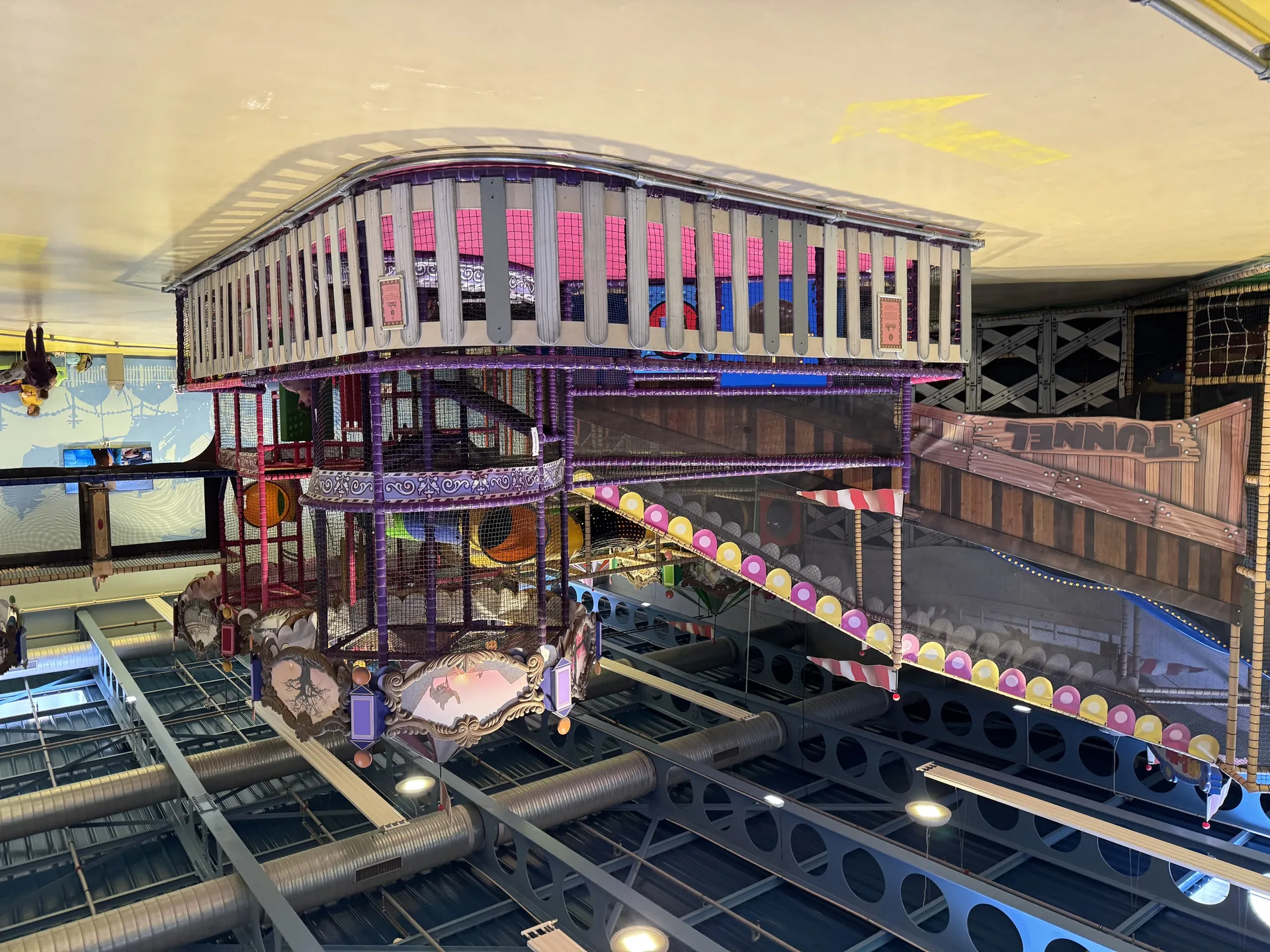 Baluba Indoor-Spielhalle im Center Parcs Le Lac d’Ailette mit mehreren Spielebenen