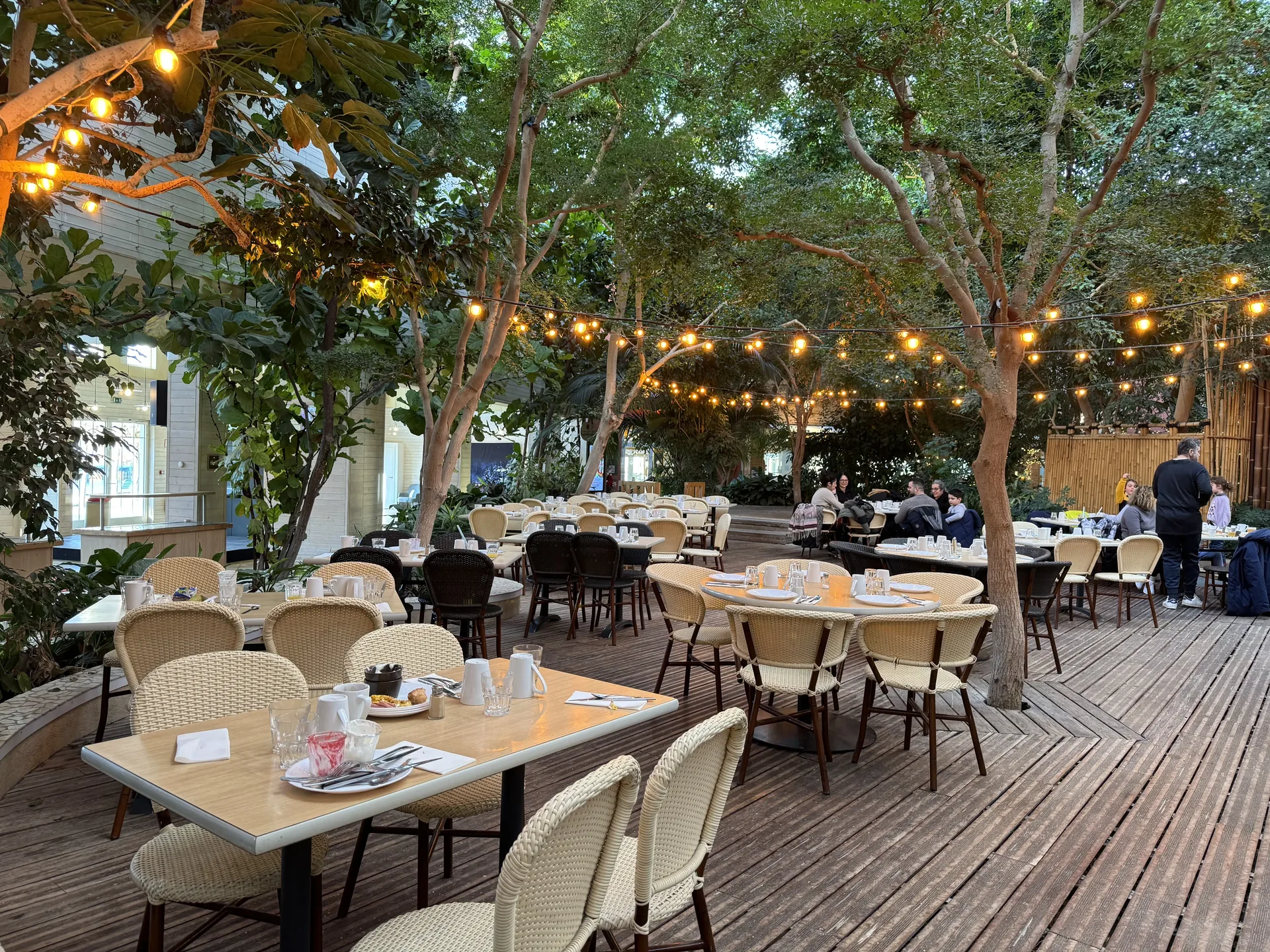 Zweite Perspektive auf das Ambiente im Buffet-Restaurant