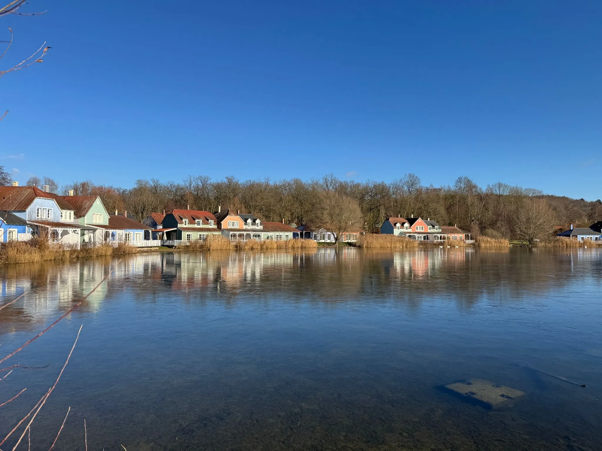 Ferienhäuser am See im Center Parcs Le Lac d'Ailette mit direktem Blick aufs Wasser
