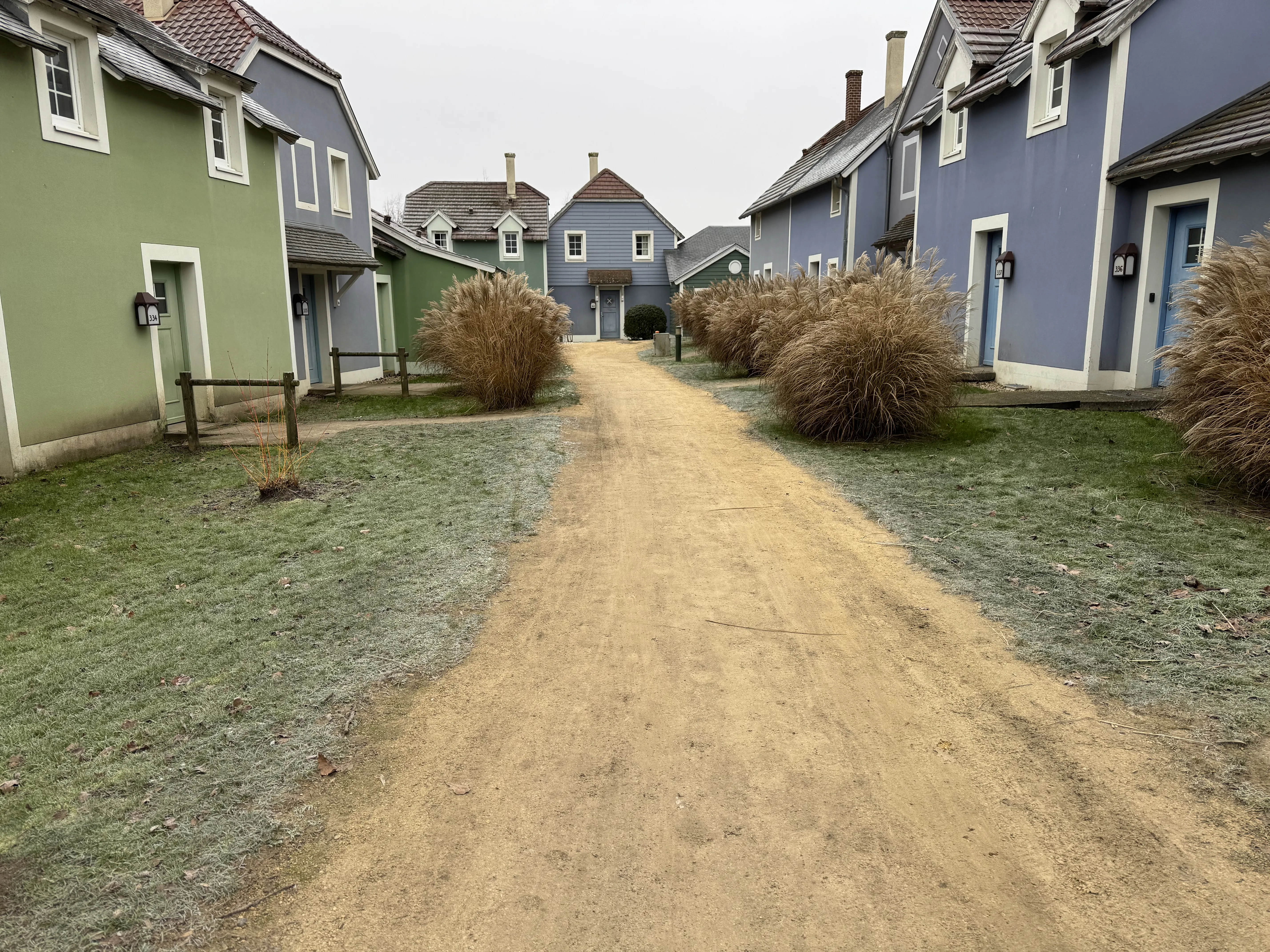 Ferienhausstraße abseits des Sees im Center Parcs Le Lac d'Ailette