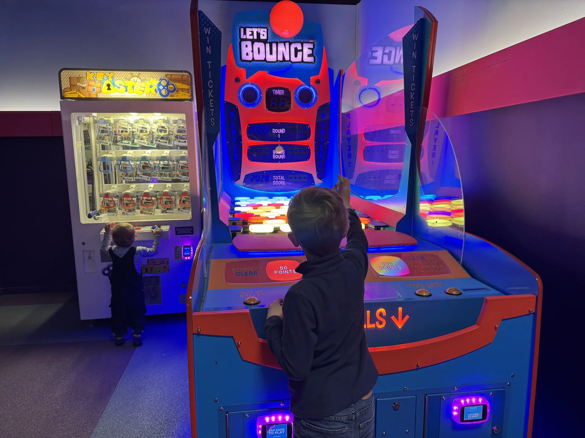 Gametown Spielhalle mit Arcade-Automaten im Center Parcs Le Lac d'Ailette