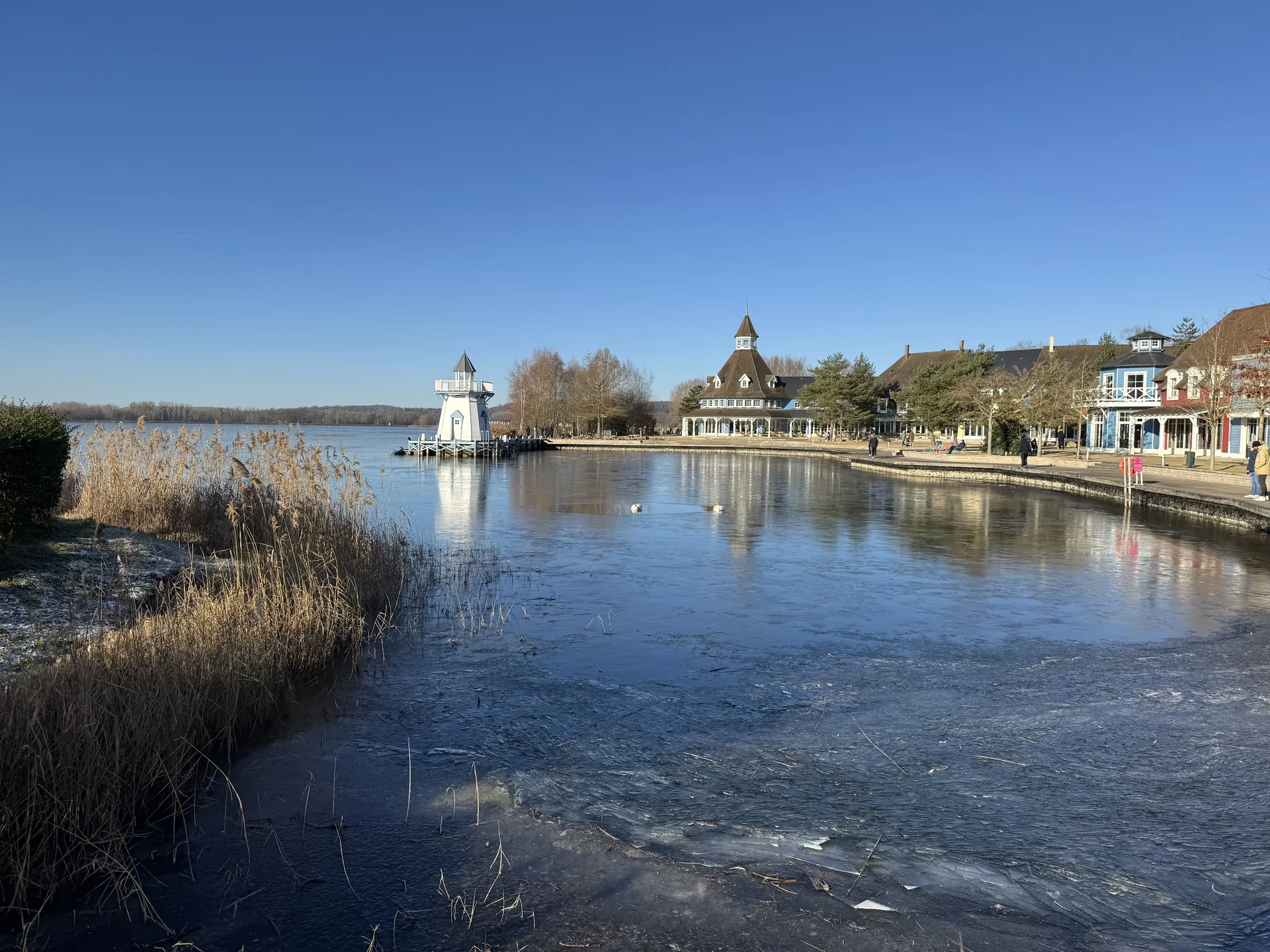 Hafen und Zentralgebäude des Center Parcs Le Lac d’Ailette im Winter