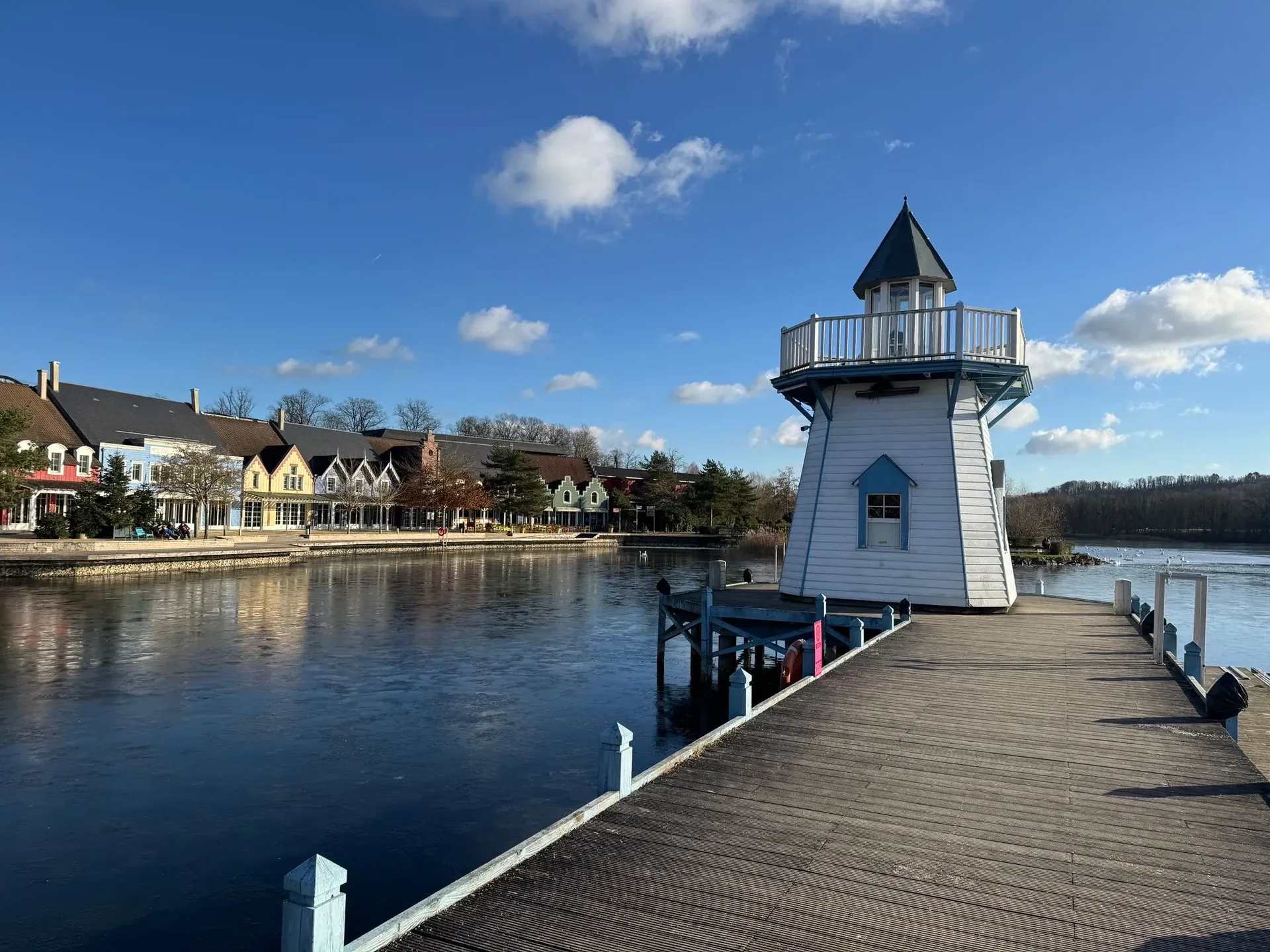 Hafenpromenade des Le Lac d’Ailette im Frühling mit Blick auf den See