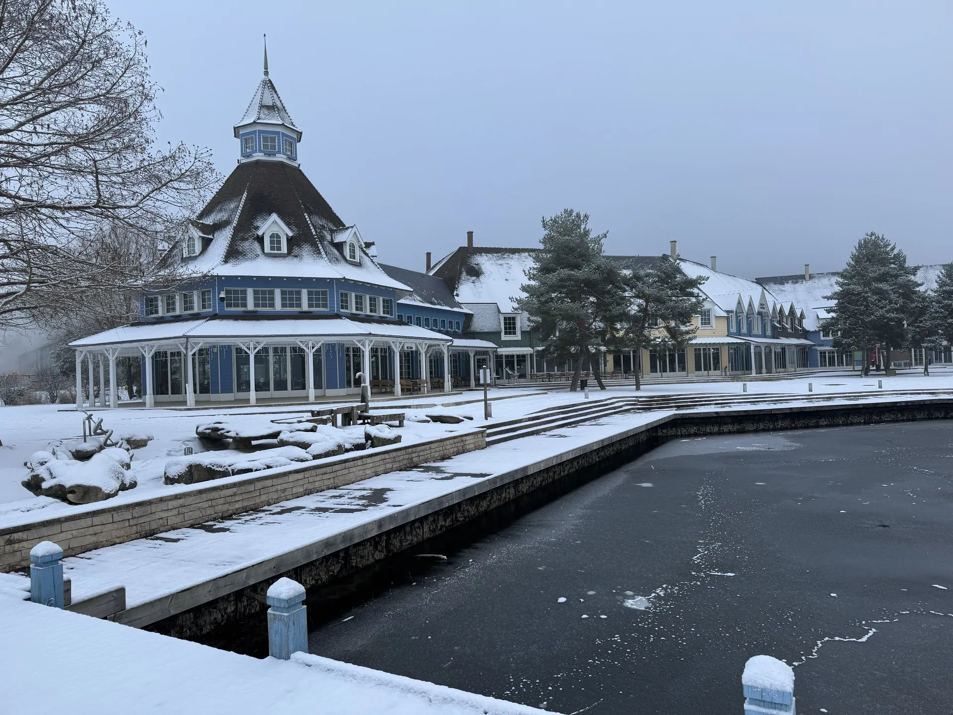 Hafenpromenade im Le Lac d'Ailette mit Schnee und Eis im Winter