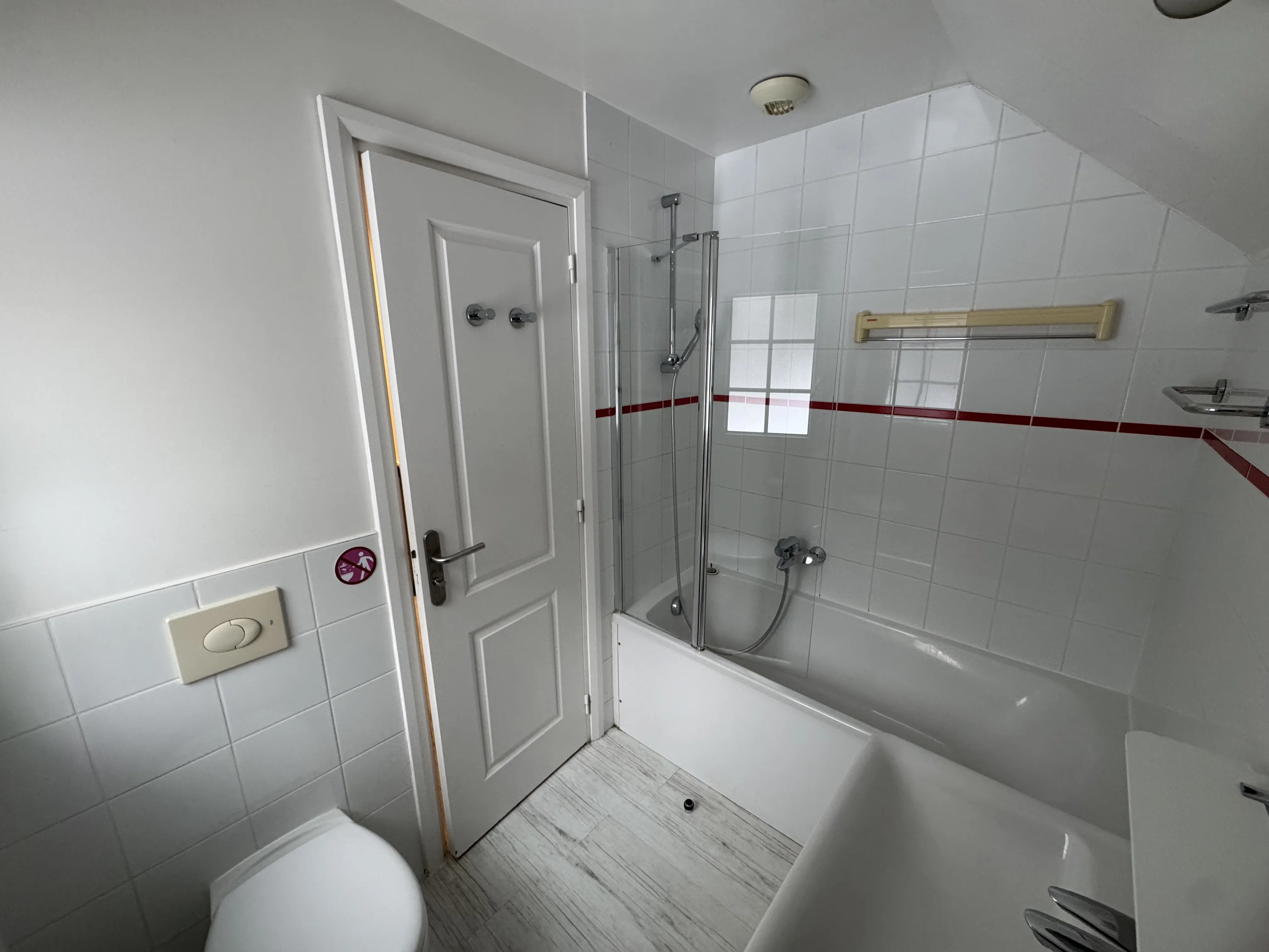 Badezimmer mit Dusche im Comfort-Ferienhaus Le Lac d'Ailette