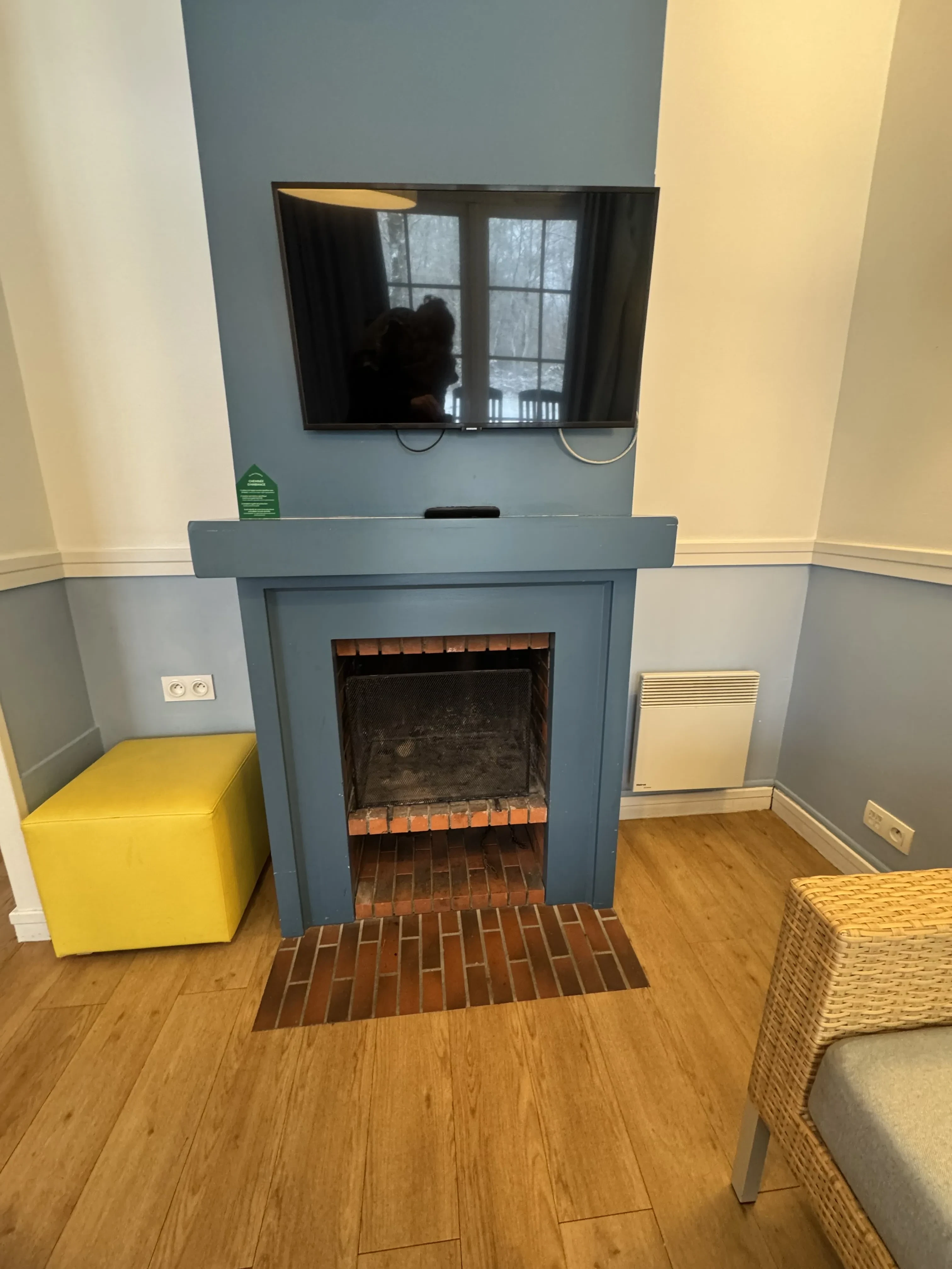 Kamin mit Fernseher im Comfort-Ferienhaus Le Lac d'Ailette