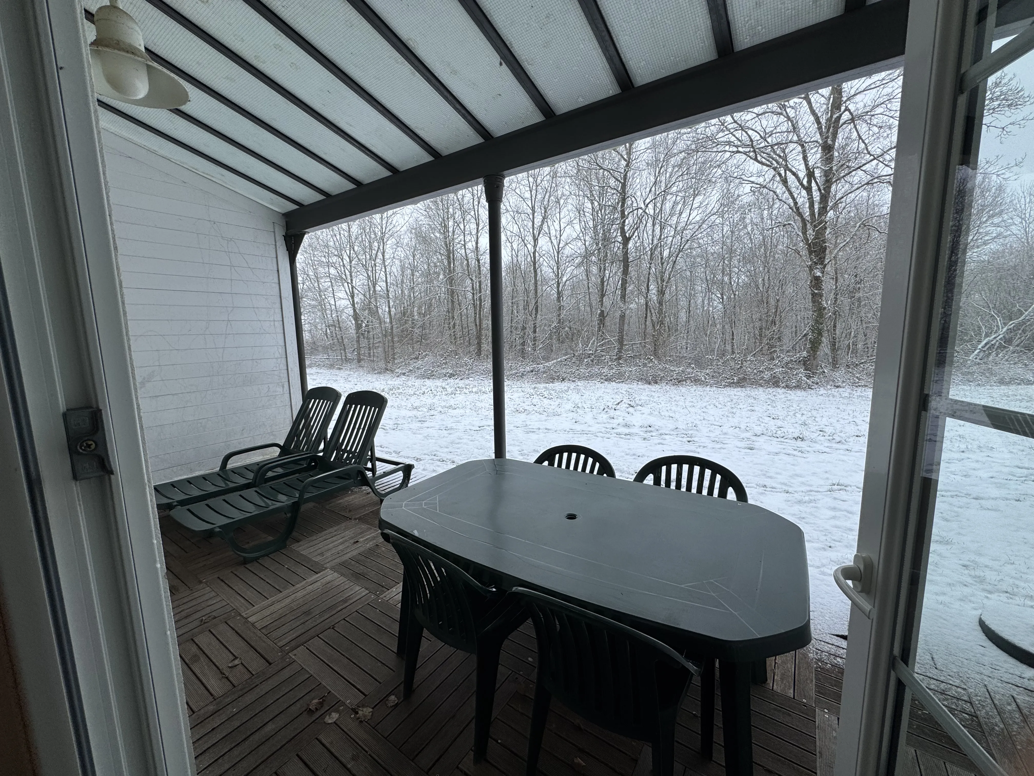 Terrasse vor dem Comfort-Ferienhaus im Center Parcs Le Lac d'Ailette im Winter