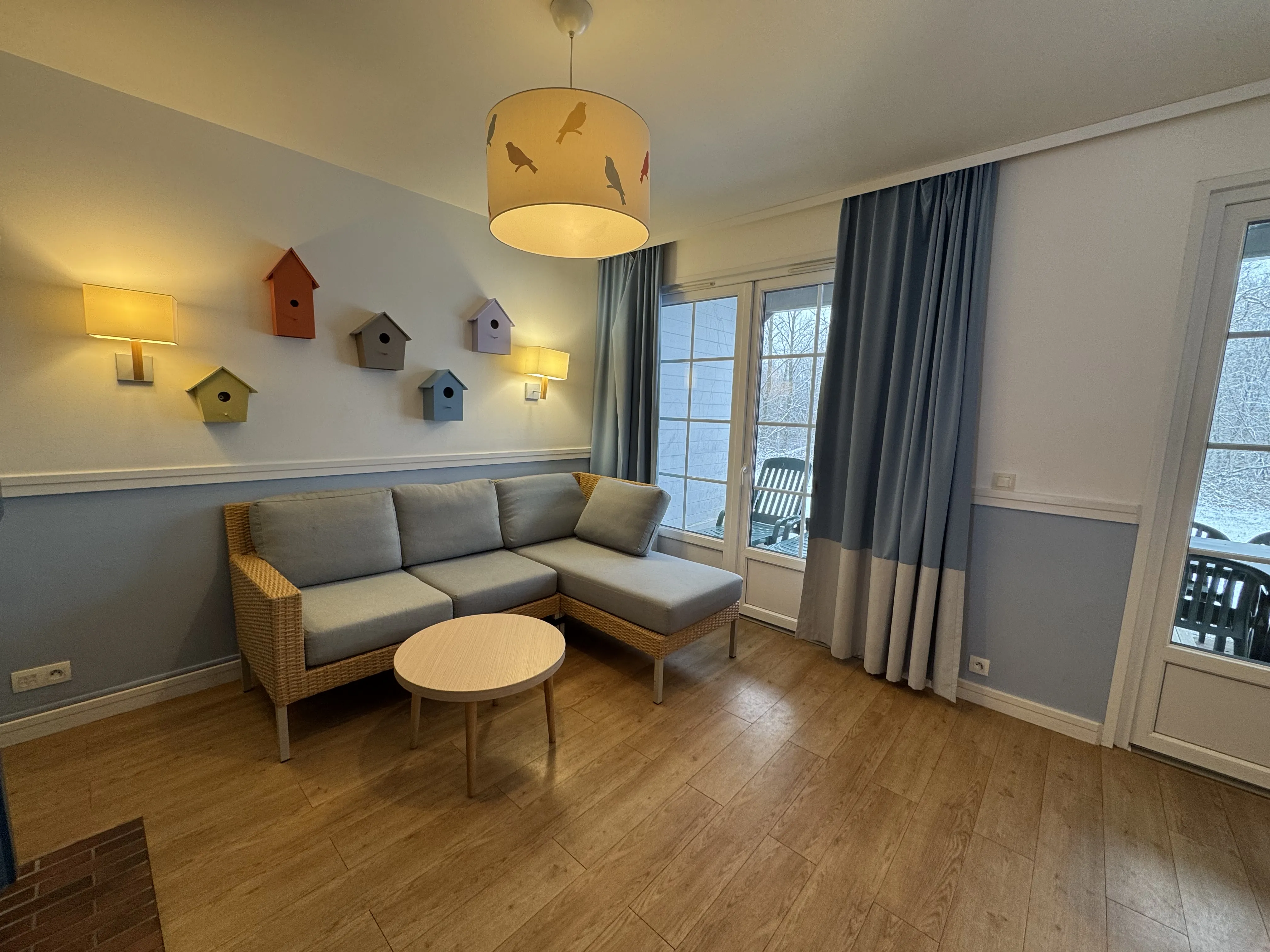 Wohnbereich im Comfort-Ferienhaus im Center Parcs Le Lac d'Ailette mit Sitzecke