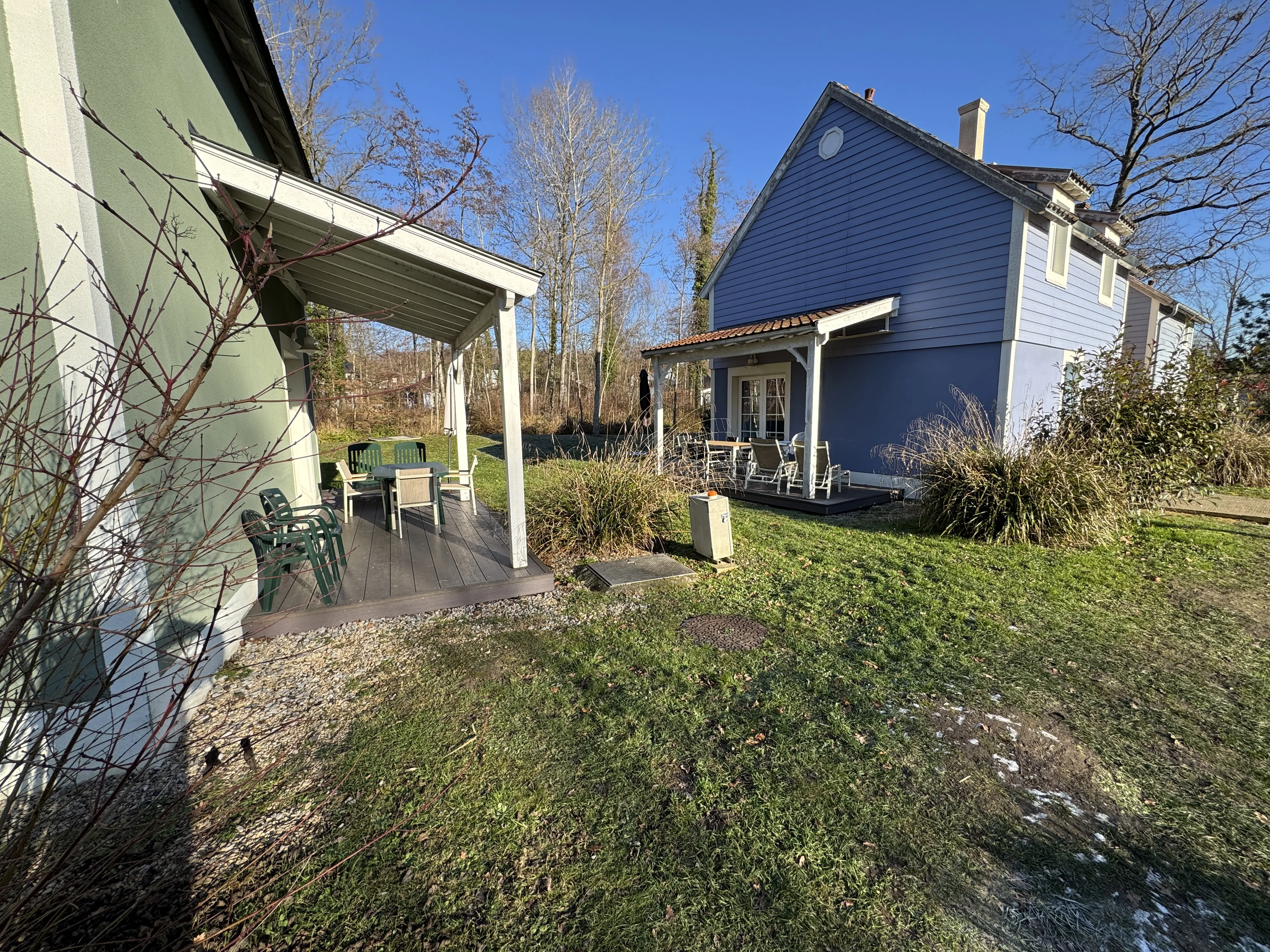 Komfort- und Premium-Ferienhäuser mit ihren unterschiedlichen Terrassen im Center Parcs Le Lac d'Ailette