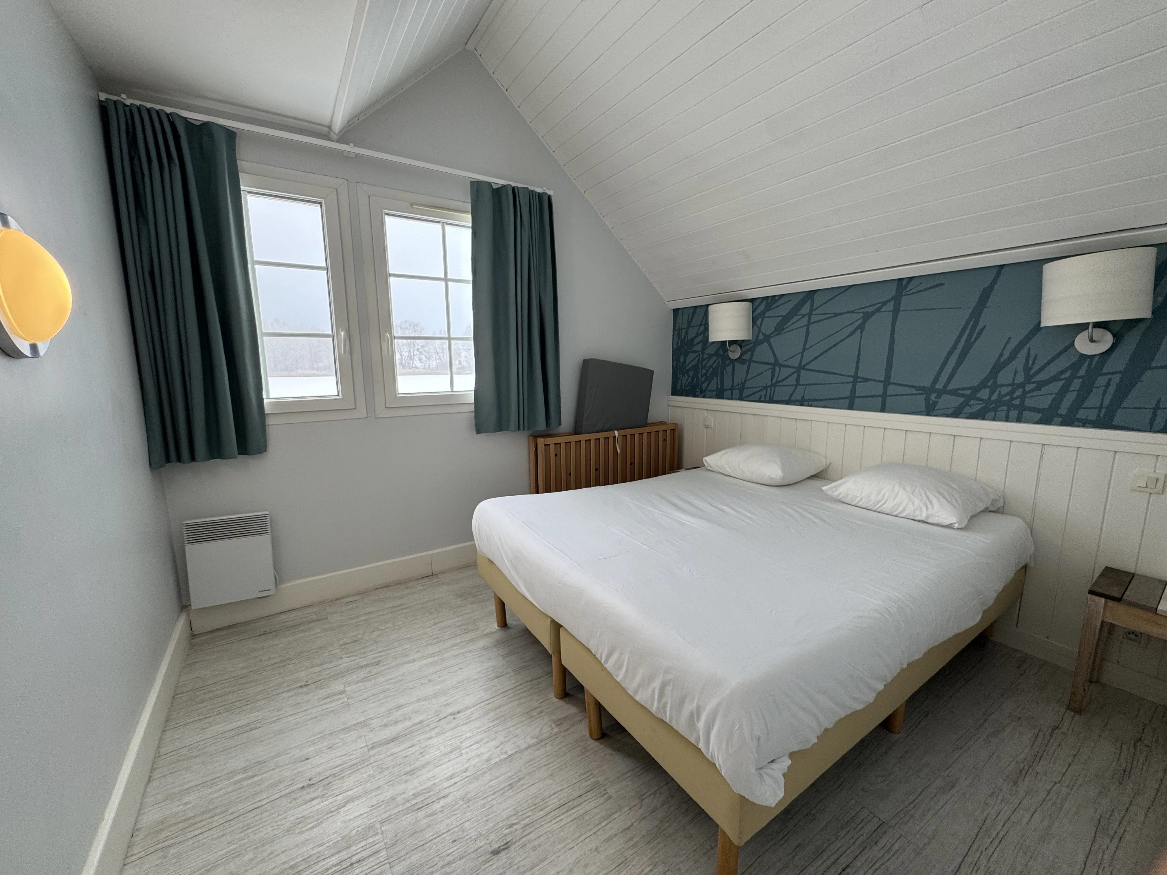 Elternschlafzimmer im Premium Lakeside Ferienhaus Le Lac d'Ailette