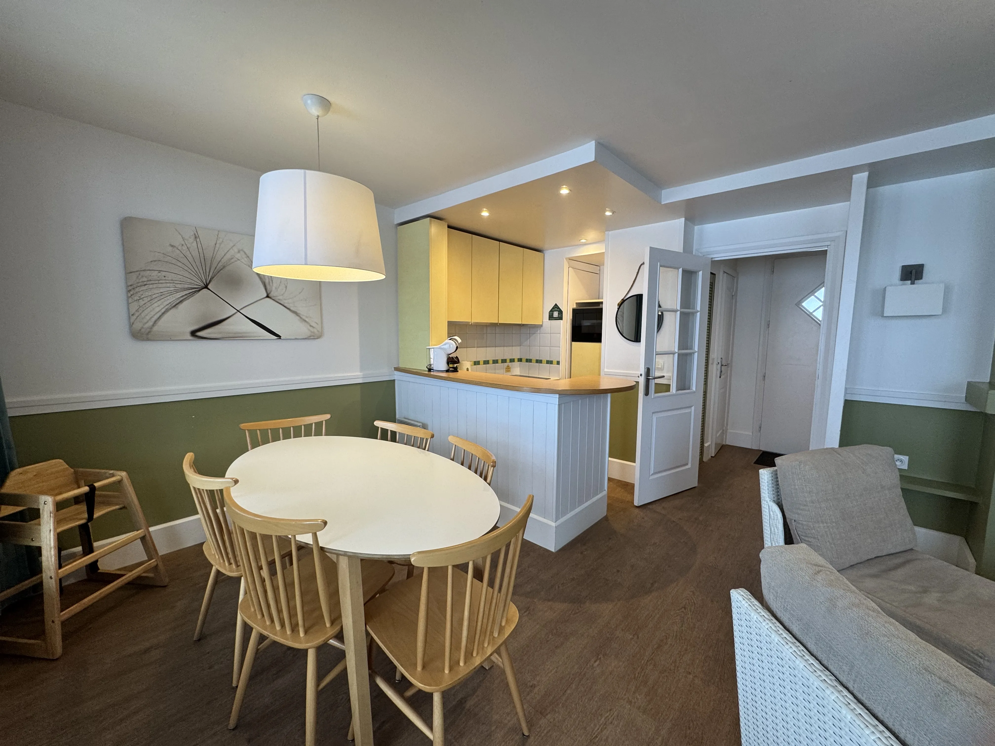 Essbereich und Küche im Premium Lakeside Ferienhaus Le Lac d'Ailette