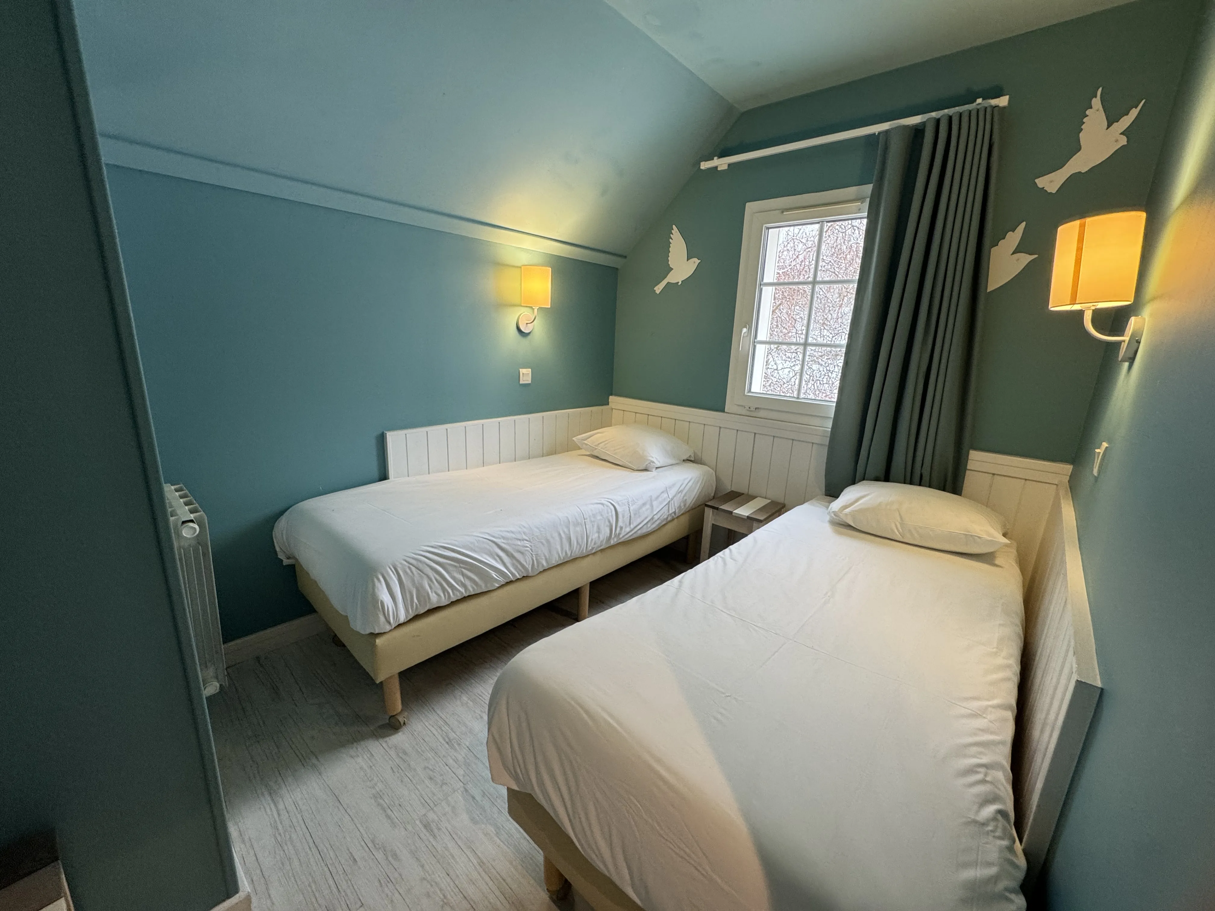 Kinderschlafzimmer mit zwei Einzelbetten im Premium Lakeside Ferienhaus