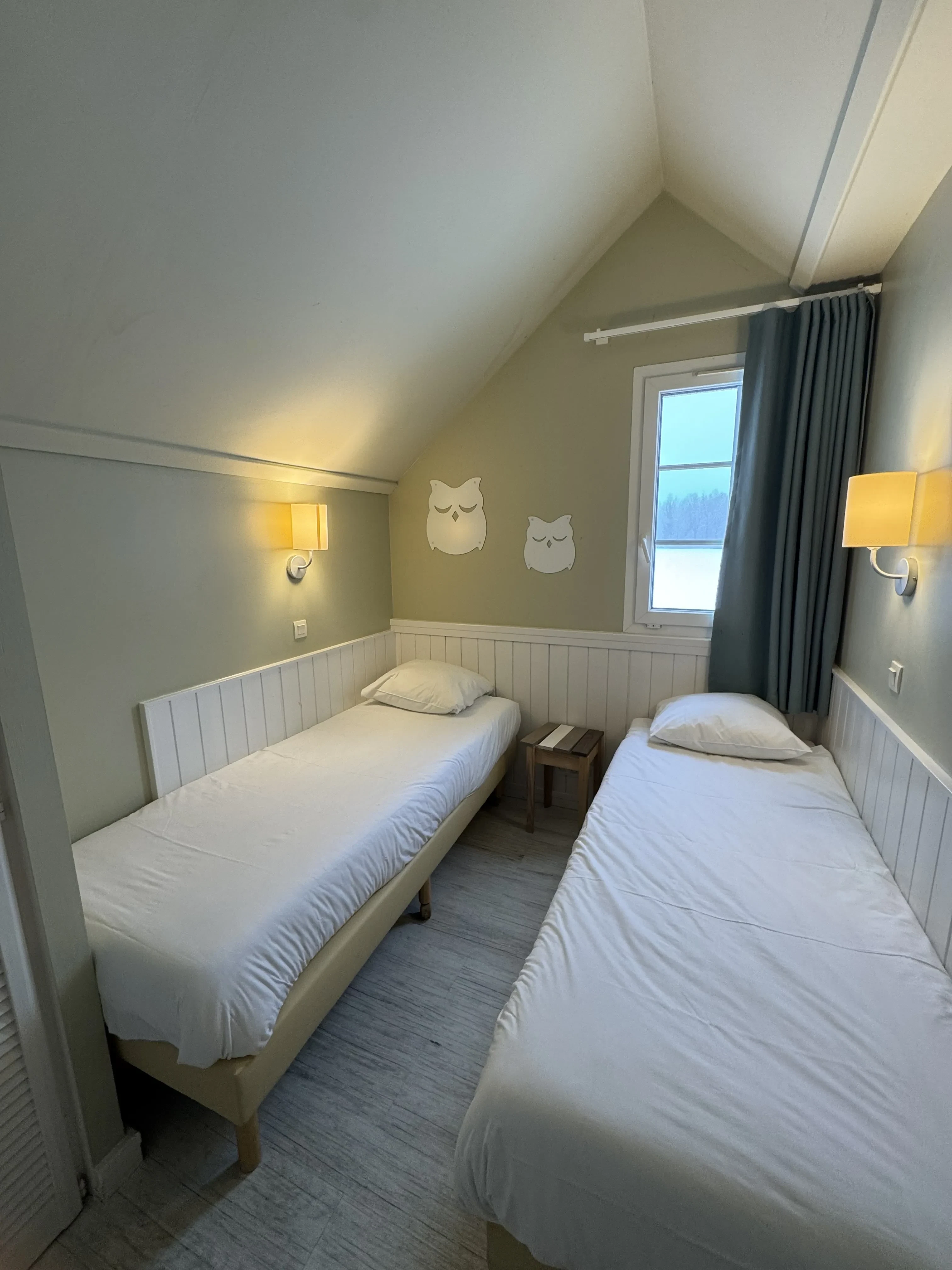 Zweites Schlafzimmer mit zwei Betten im Premium Ferienhaus Le Lac d'Ailette