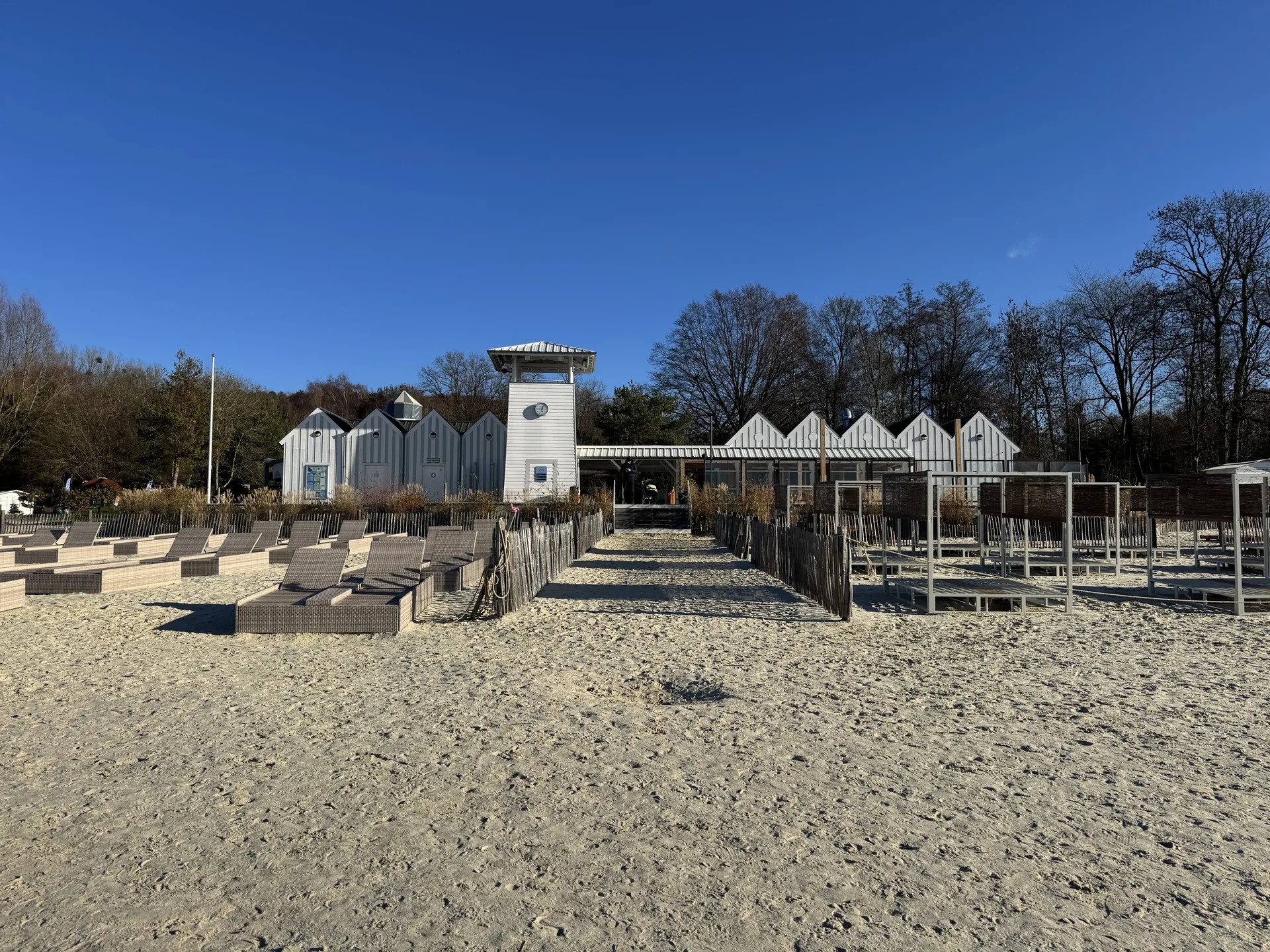 Strandbar vom See aus gesehen im Center Parcs Le Lac d'Ailette