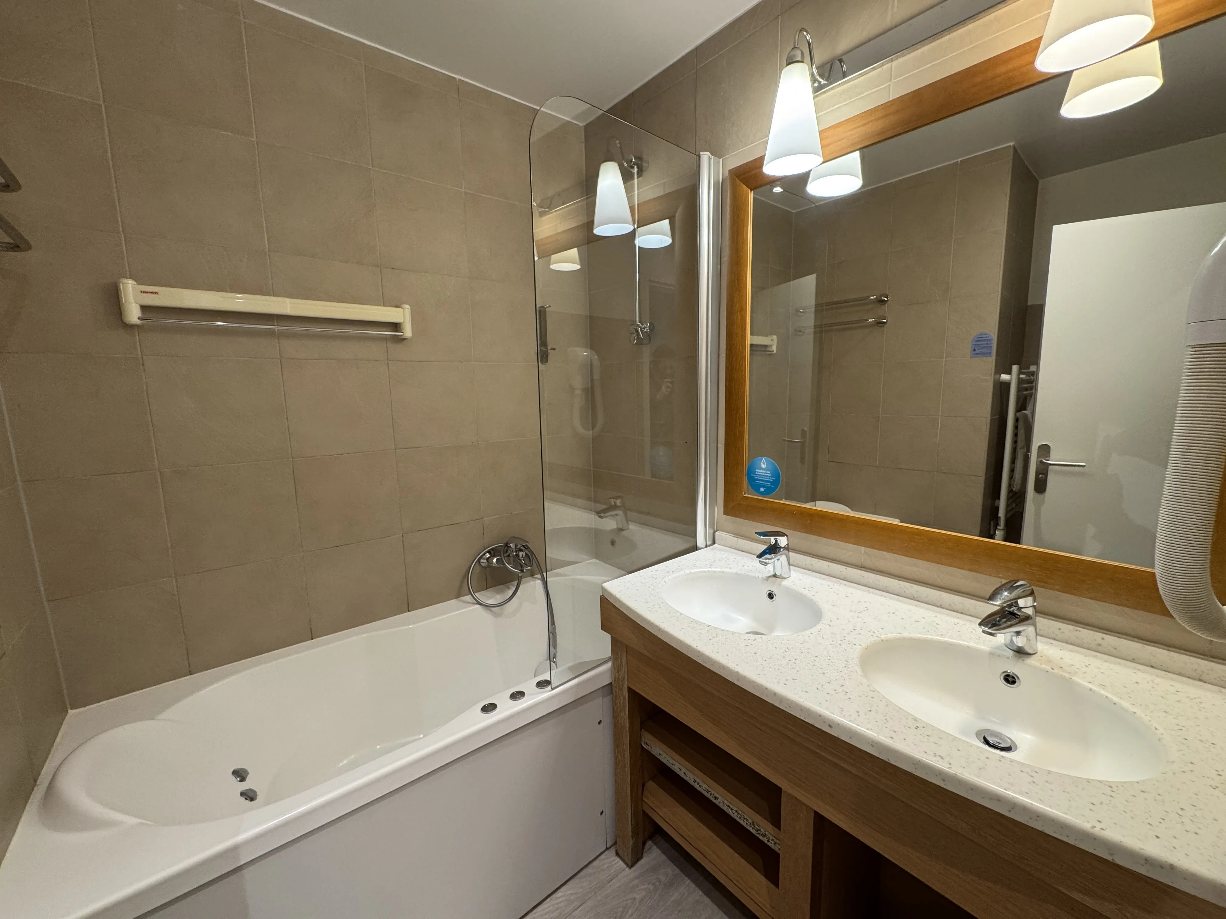 Bad im VIP Lakeside Ferienhaus Le Lac d'Ailette