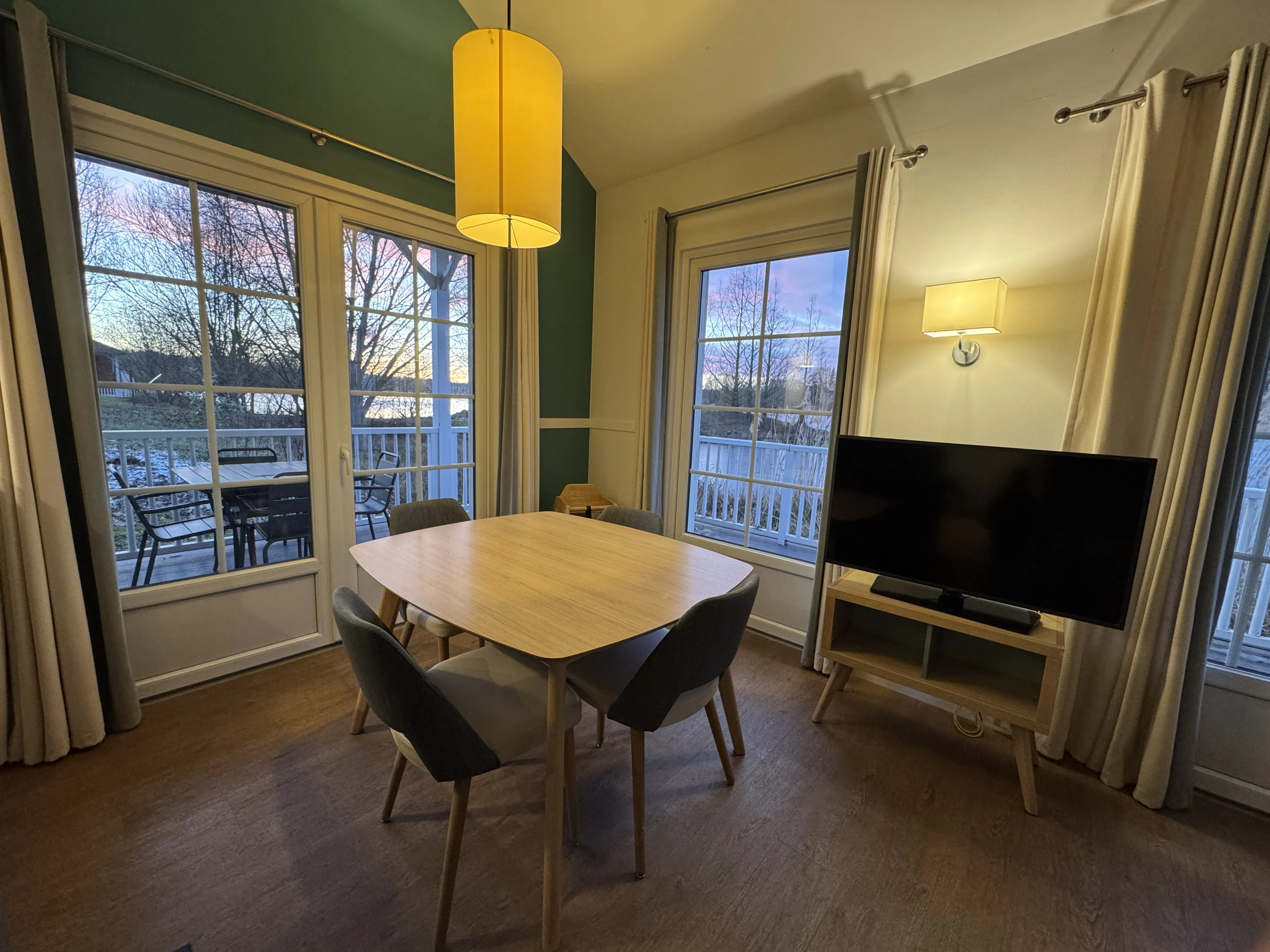 Blick vom Essbereich auf den Lac d'Ailette aus dem VIP Lakeside Ferienhaus