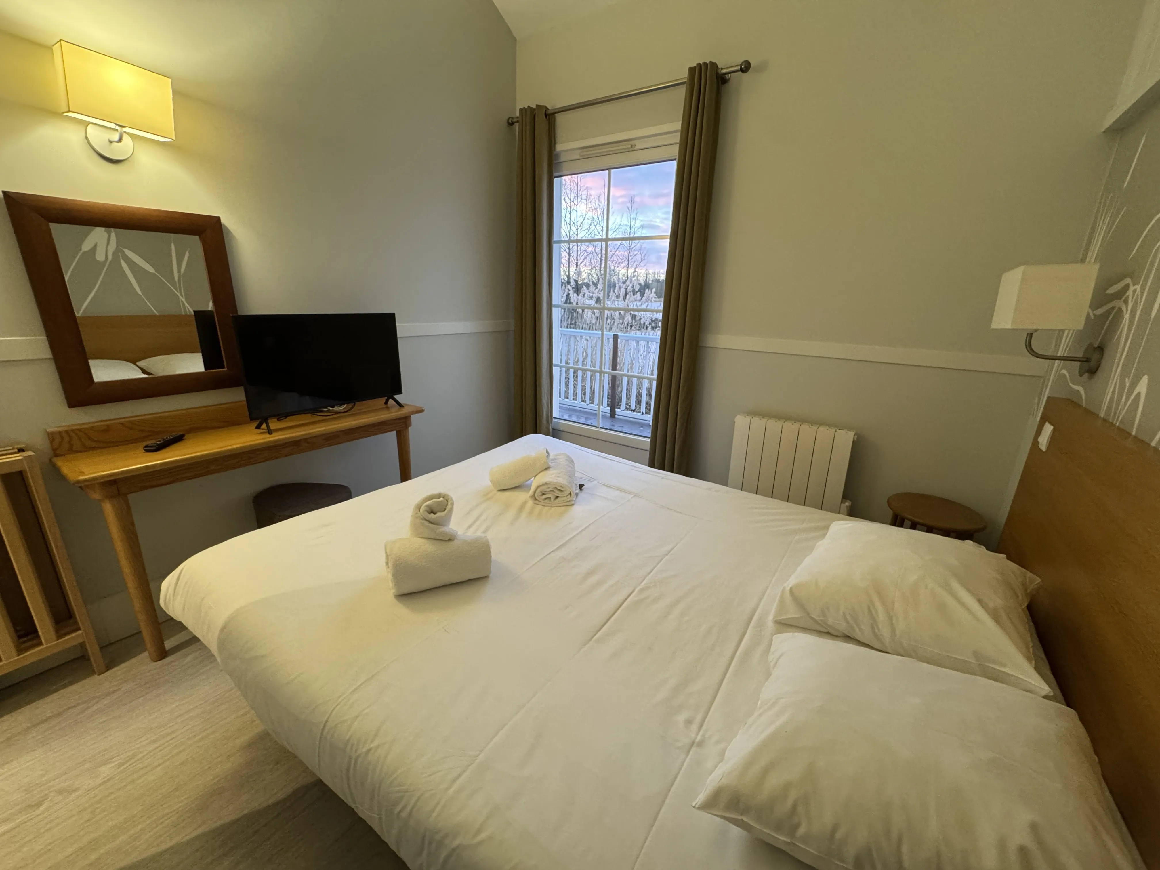 Elternschlafzimmer im VIP Lakeside Ferienhaus aus anderer Perspektive