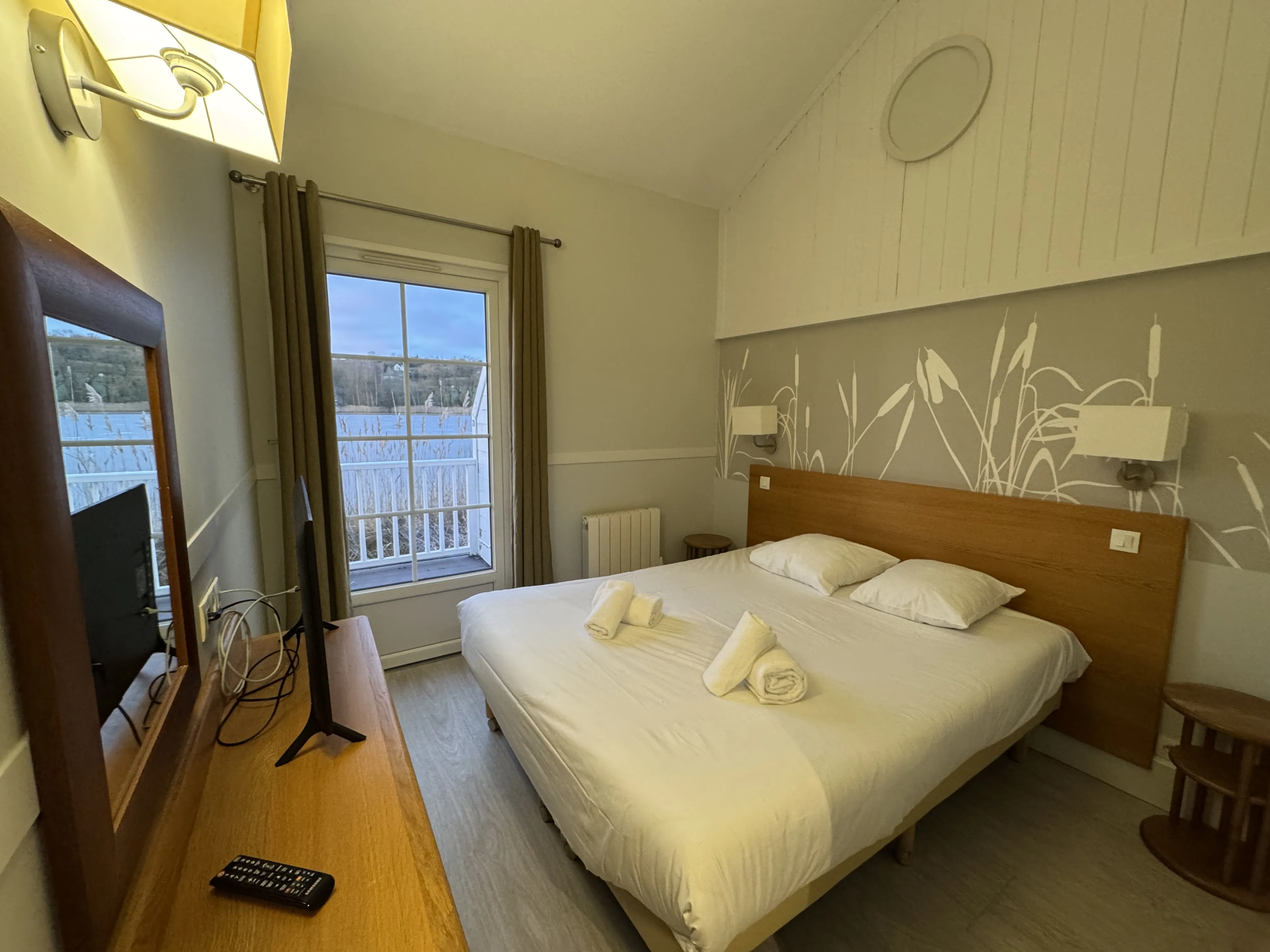 Elternschlafzimmer im VIP Lakeside Ferienhaus Le Lac d'Ailette