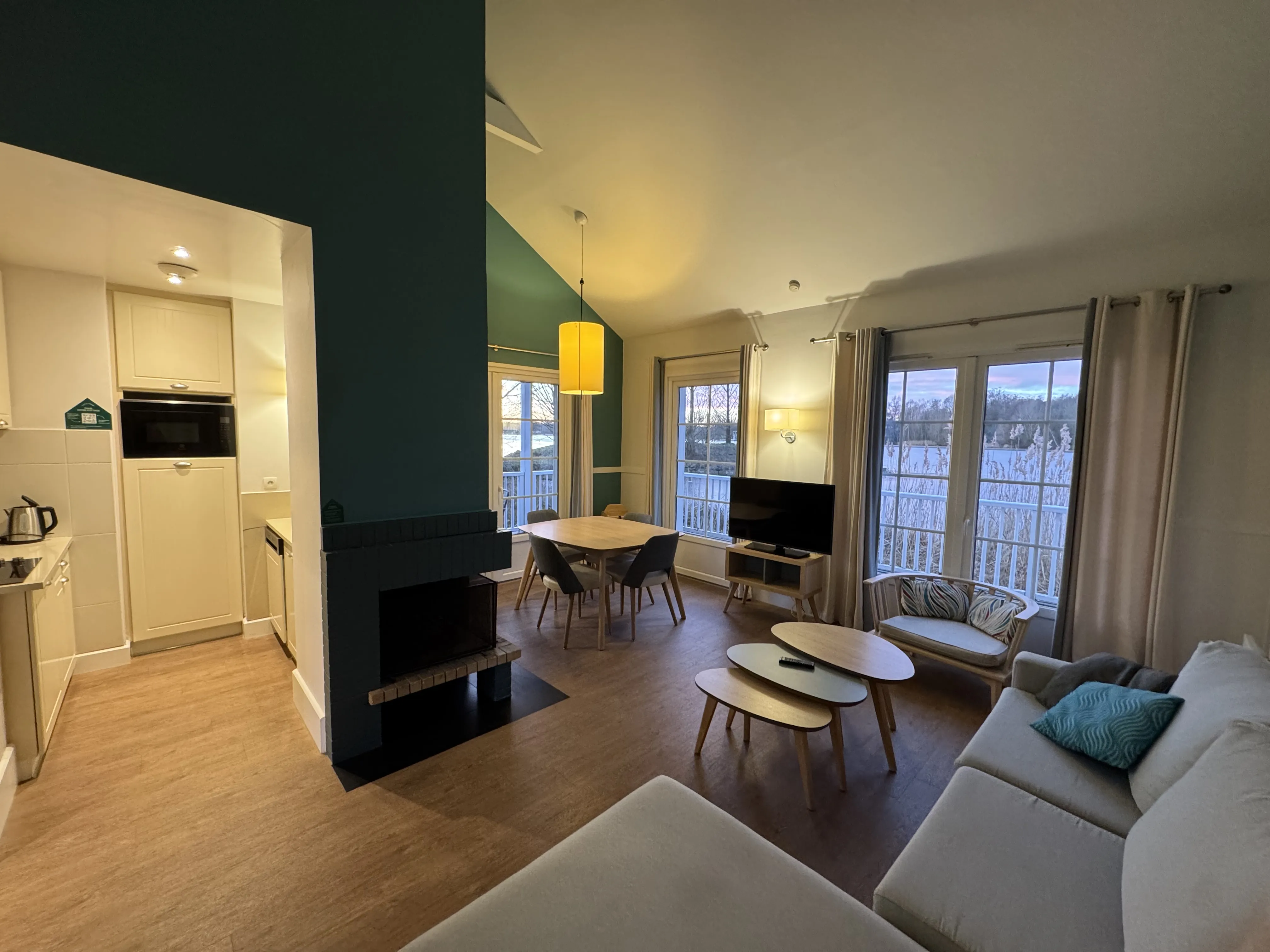 Küche und Wohn-Essbereich im VIP Lakeside Ferienhaus Le Lac d'Ailette