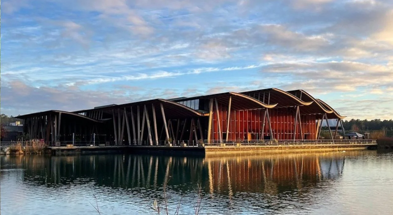 Center Parcs Les Bois-Francs in der Normandie mit Ferienhäusern im Wald