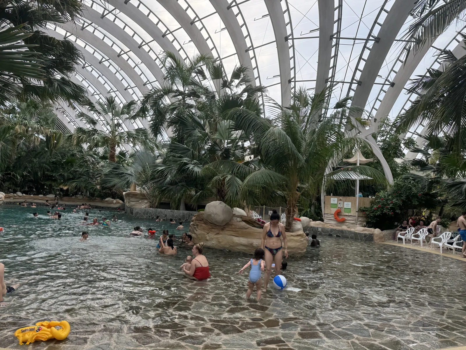 Das Aqua Mundo in Les Trois Forêts – tropische Badelandschaft unter Glas