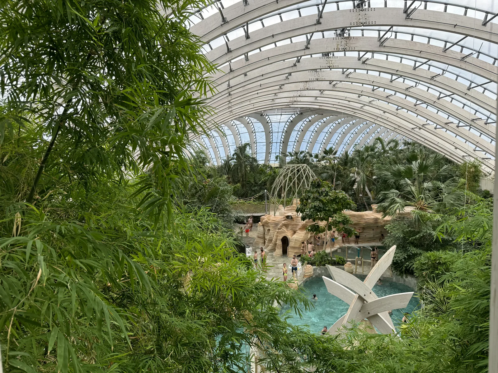 Blick vom Rutschenturm auf die tropische Landschaft des Aqua Mundo