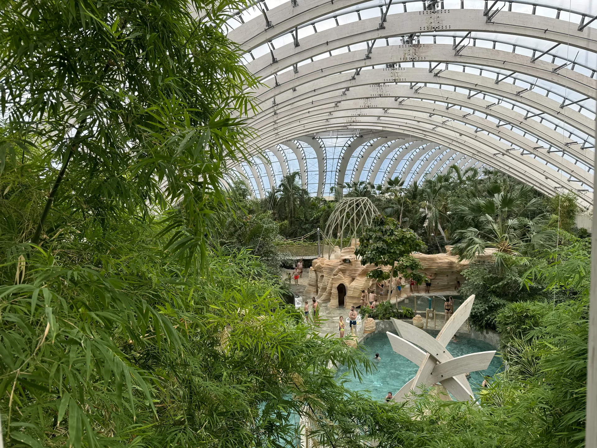 Blick vom Rutschenturm ins Aqua Mundo des Center Parcs Les Trois Forêts