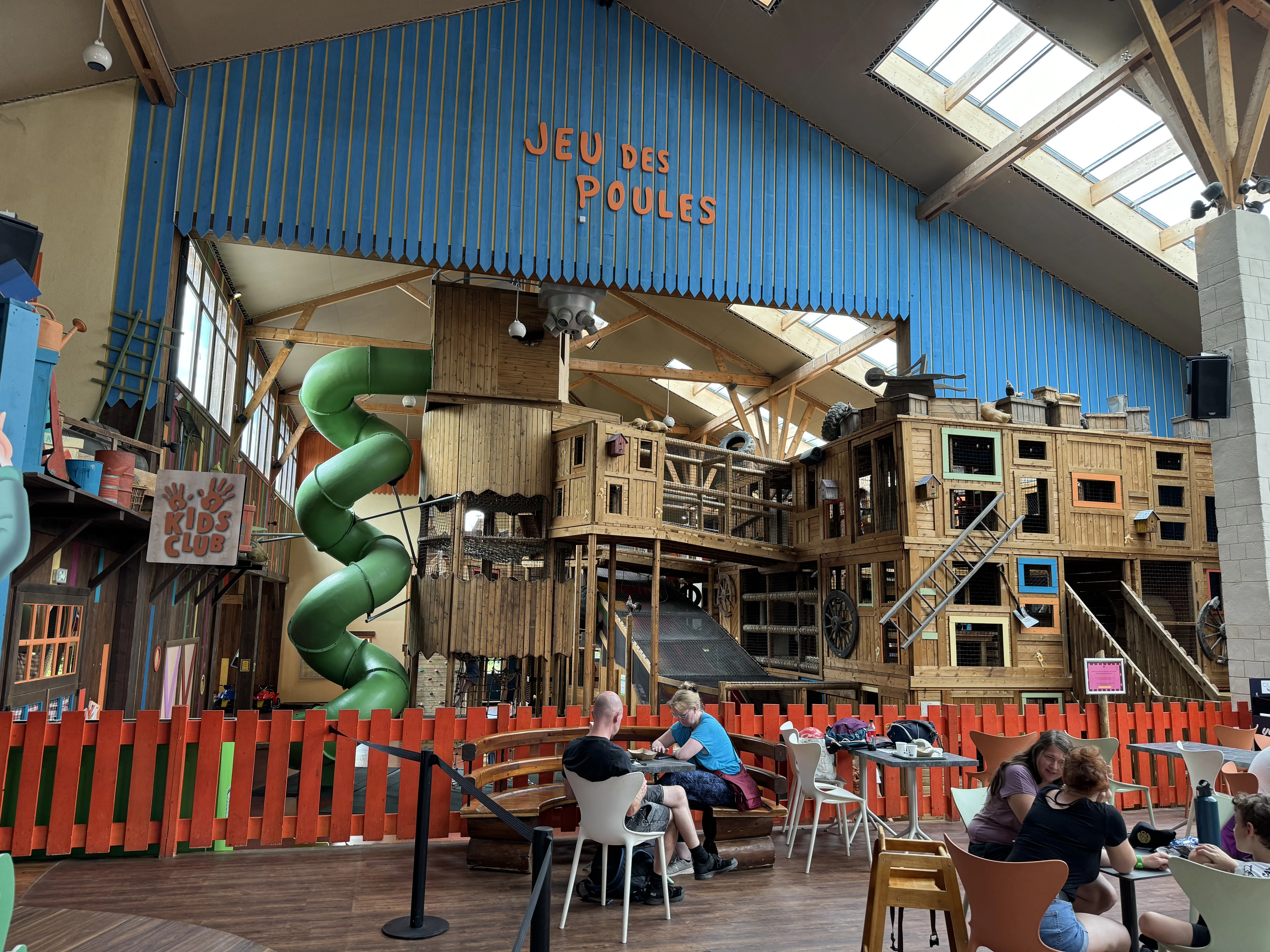 Die Baluba Indoor-Spielwelt „Jeu des Poules" von außen