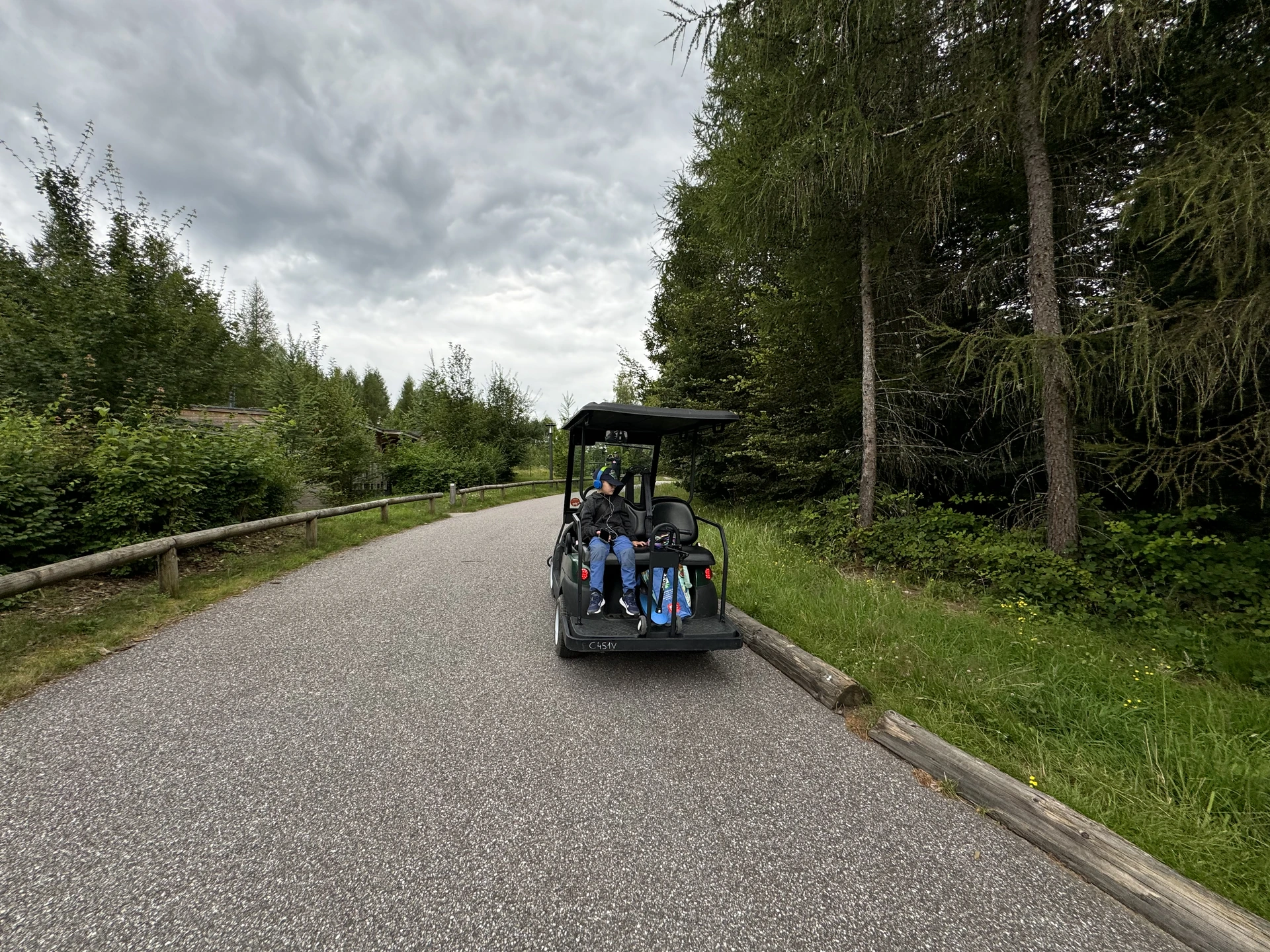 Unser gemietetes E-Car auf einem Waldweg im Center Parcs Les Trois Forêts, hinten mit den Fahrrädern der Kinder beladen