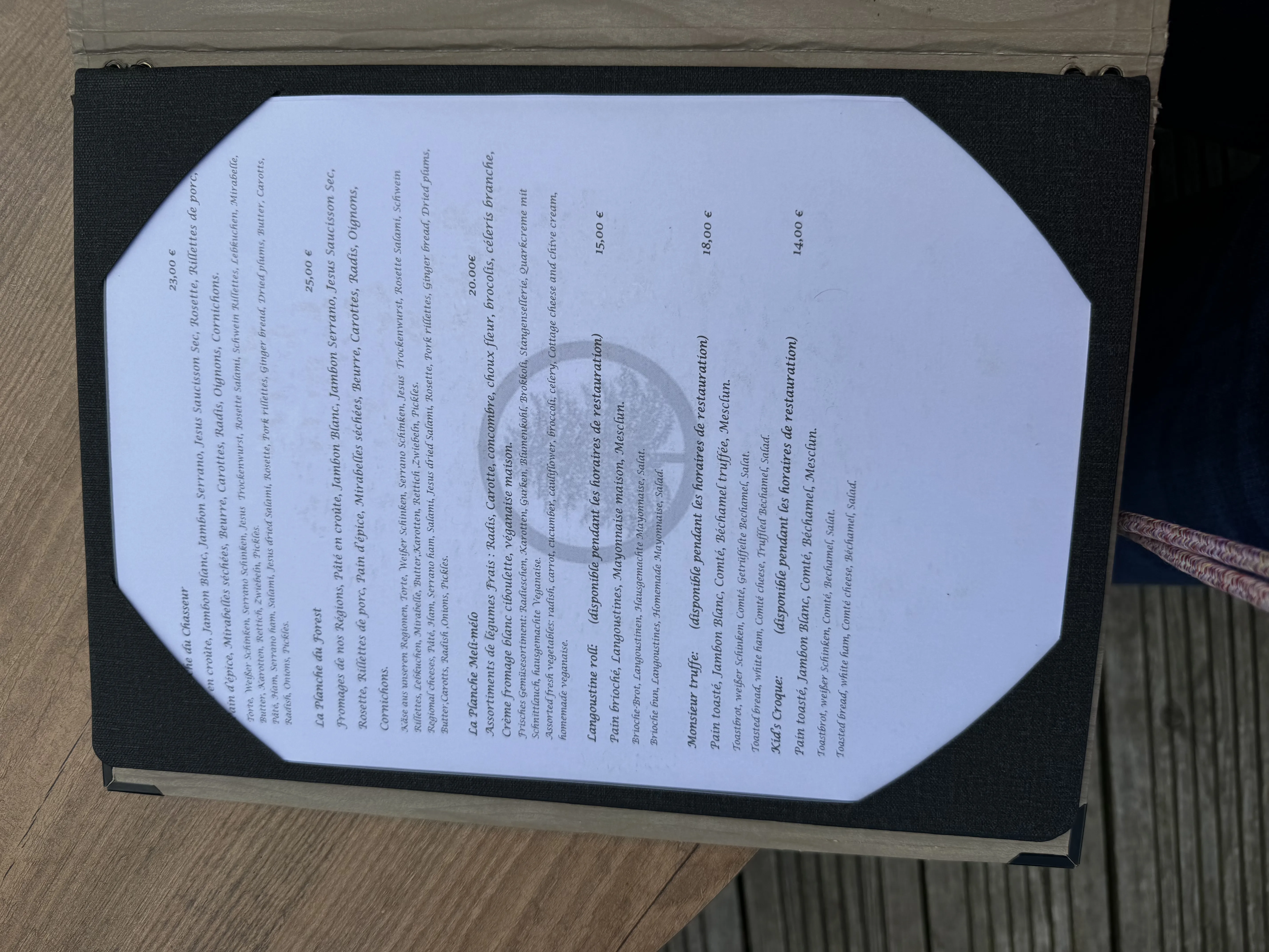 Speisekarte der Forest Lodge – Vorspeisen und Hauptgerichte