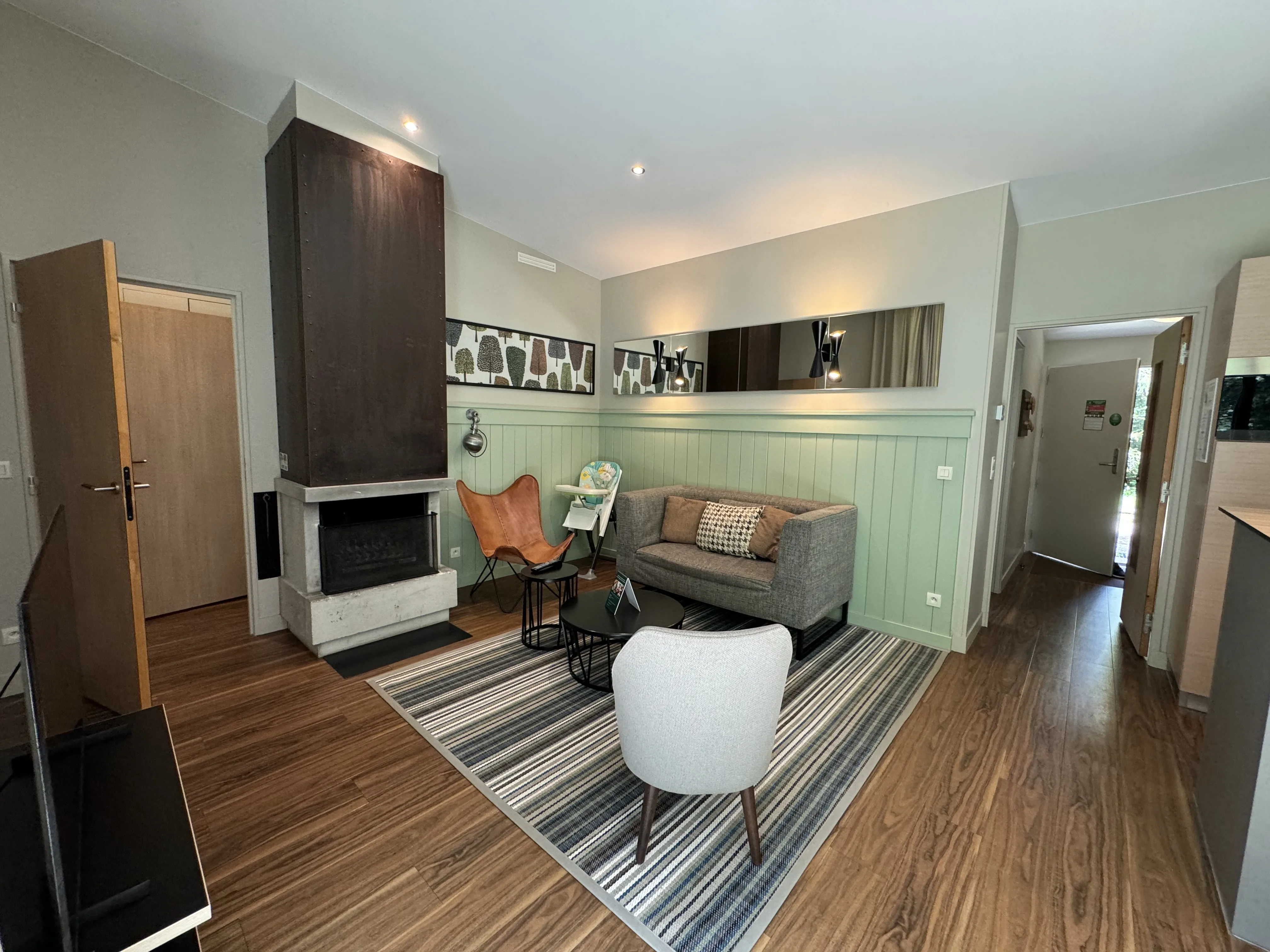 Wohnzimmer im VIP-Ferienhaus mit großer Glasfront