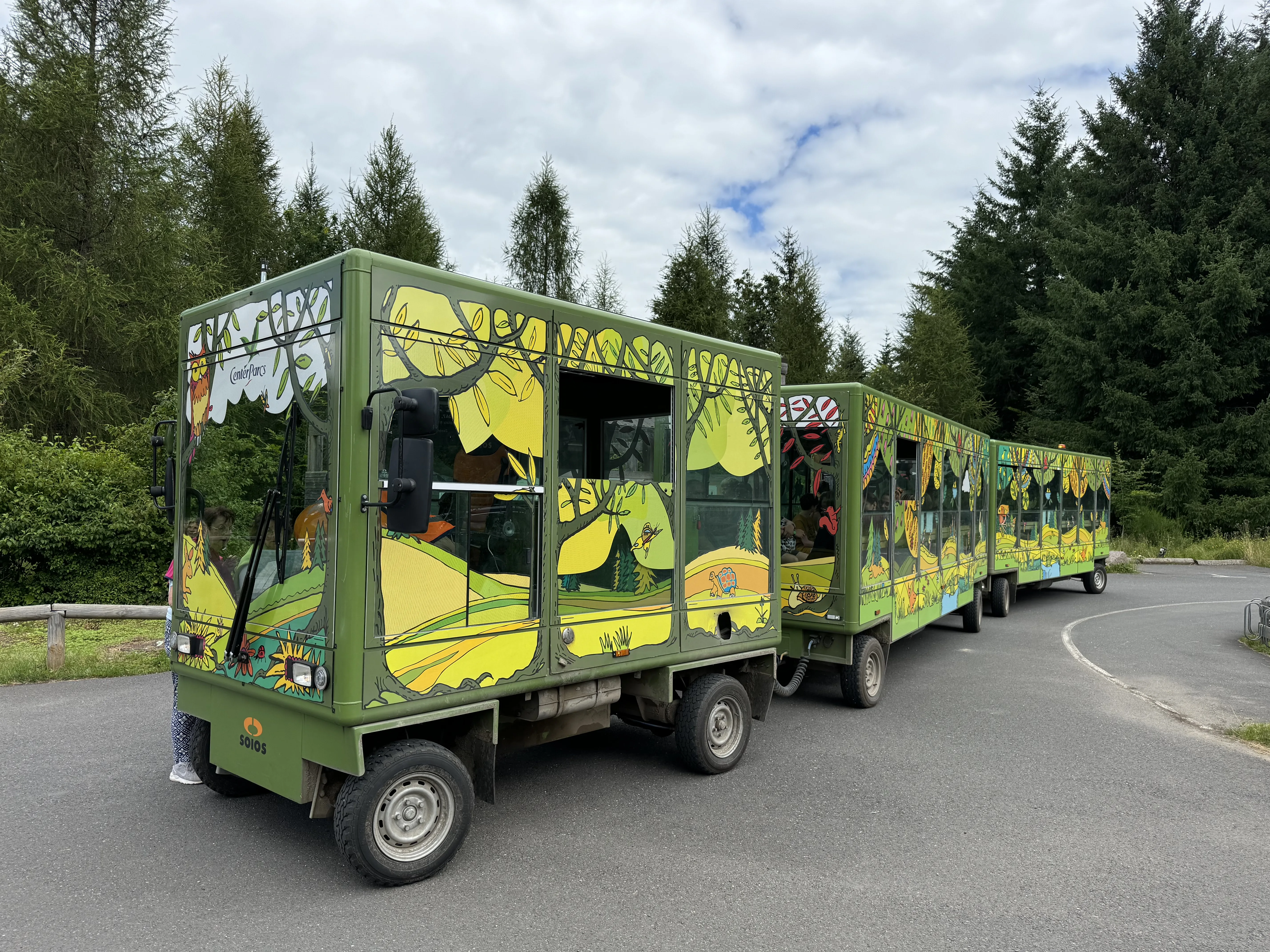 Der bunte Shuttlebus im Center Parcs Les Trois Forêts – pendelt zwischen Market Dome und Forest Lodge