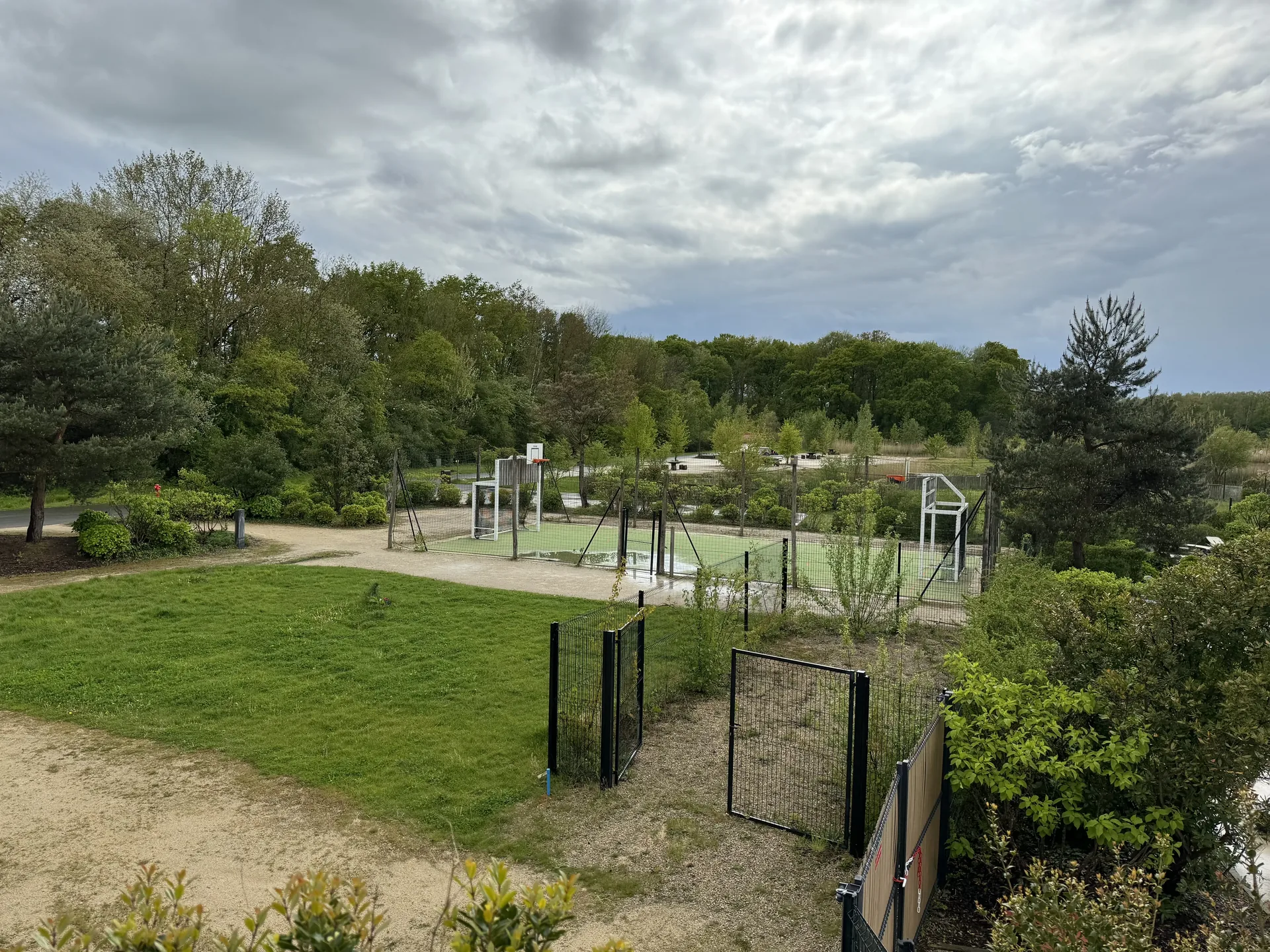Eingezäuntes Multisportfeld im Grünen