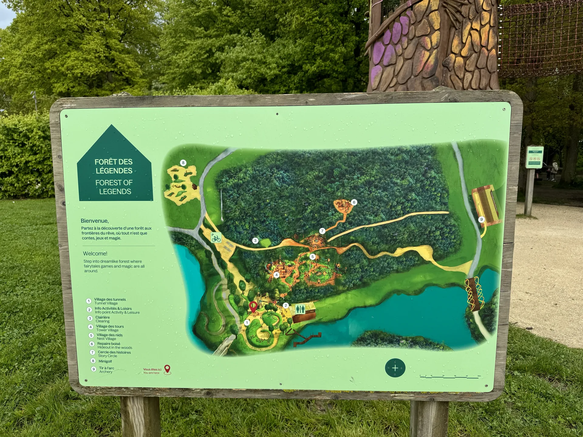 Übersichtstafel des Abenteuerspielplatzes Forêt des Légendes
