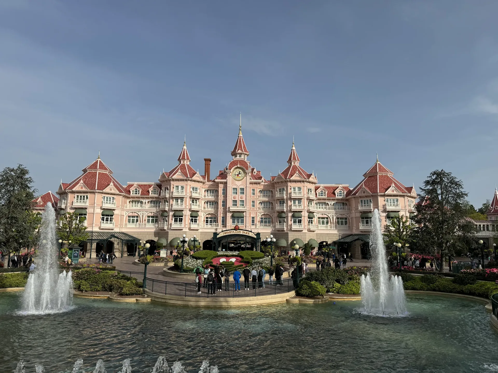Das rosa Disneyland Hotel am Eingang zum Disneyland Paris mit Springbrunnen
