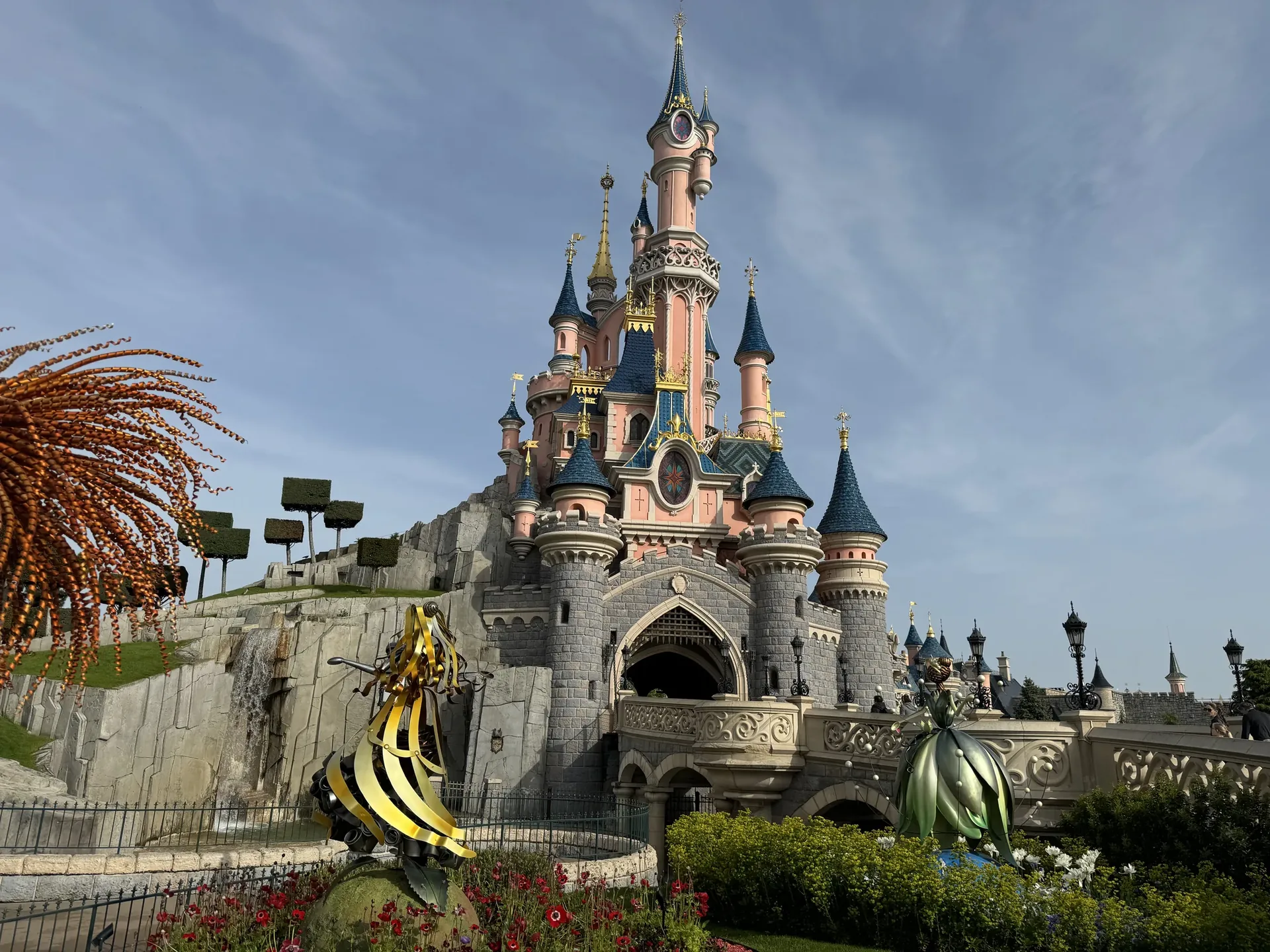 Das Dornröschenschloss im Disneyland Paris mit herbstlich gefärbten Drachenhecken