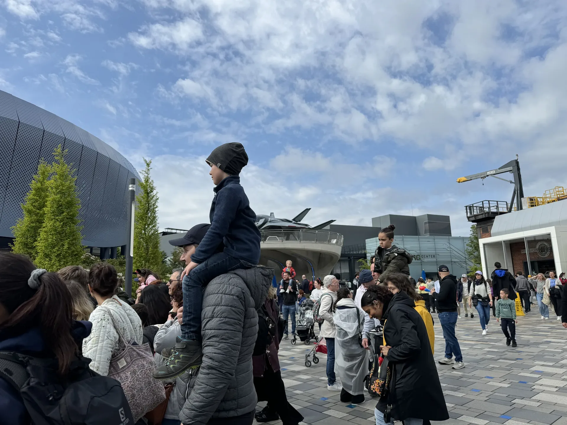 Kleine Kinder unter fünf Jahren werden im Disneyland Paris irgendwann müde und müssen getragen werden