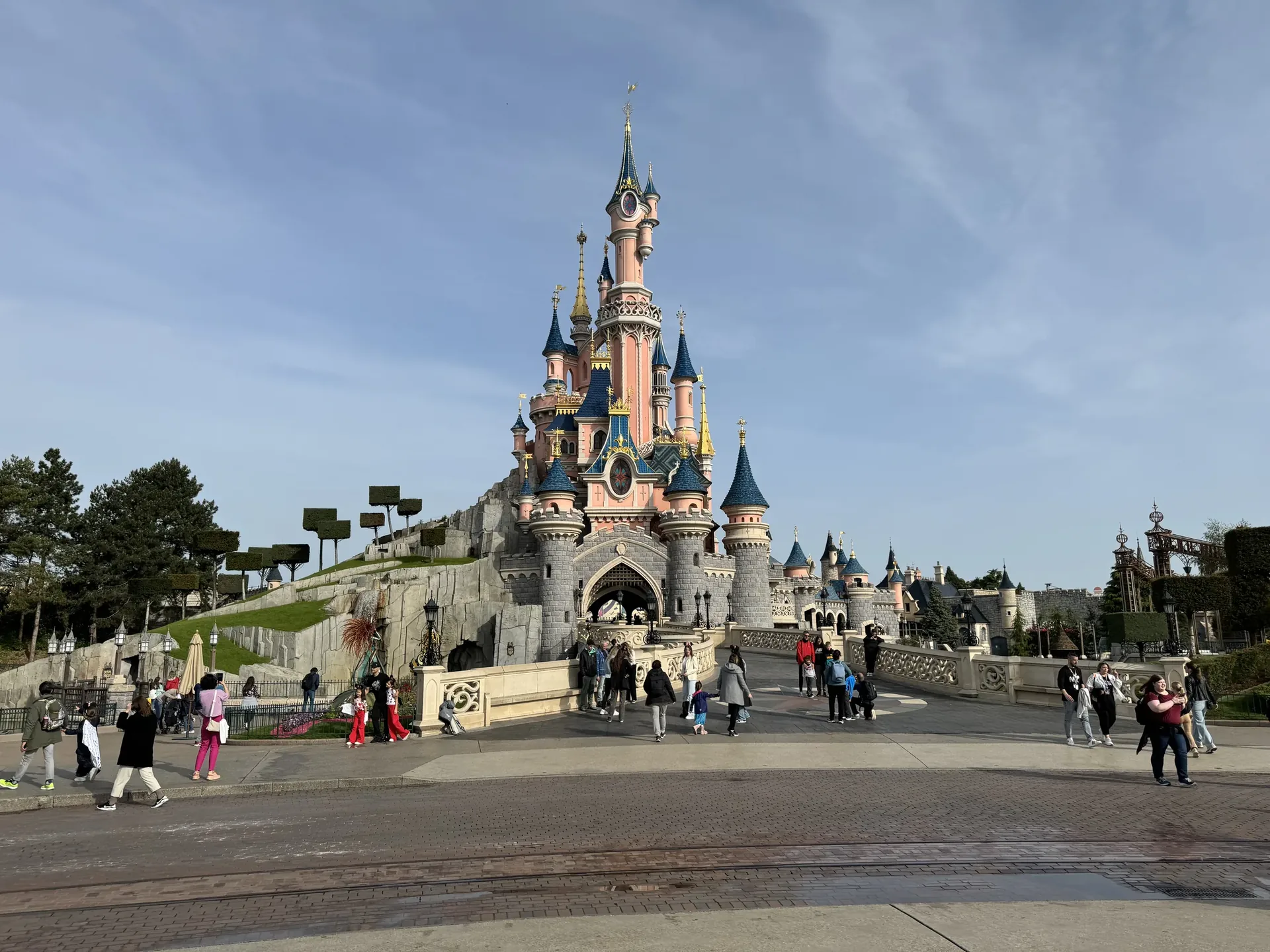 Das Dornröschenschloss im Disneyland Paris mit Besuchern auf dem Vorplatz