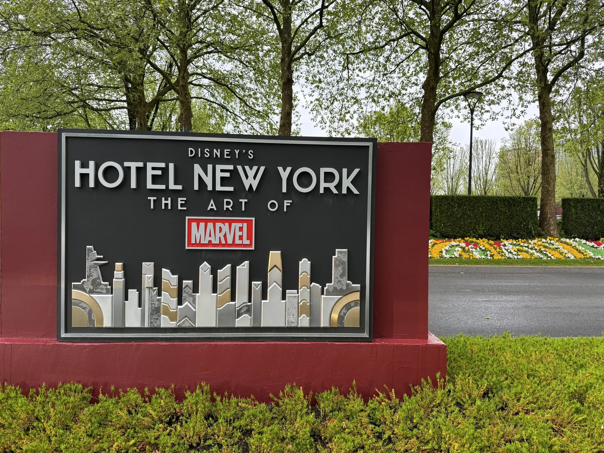 Disney's Hotel New York - The Art of Marvel mit Marvel-Schriftzug am Eingangsschild