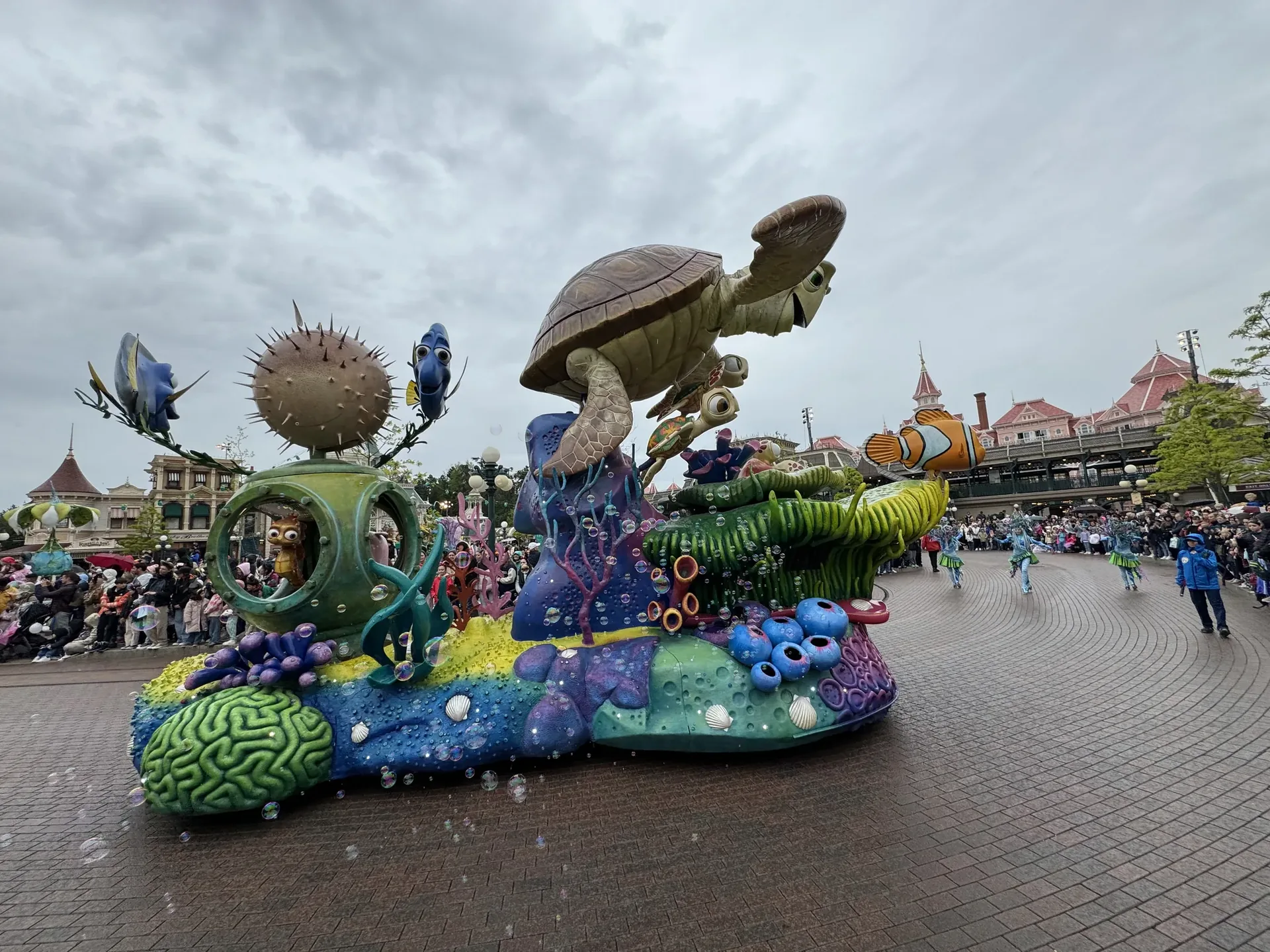 Die Paraden im Disneyland Paris machen auch bei Regen Spaß - Finding-Nemo-Wagen mit Schildkröte und Kugelfisch