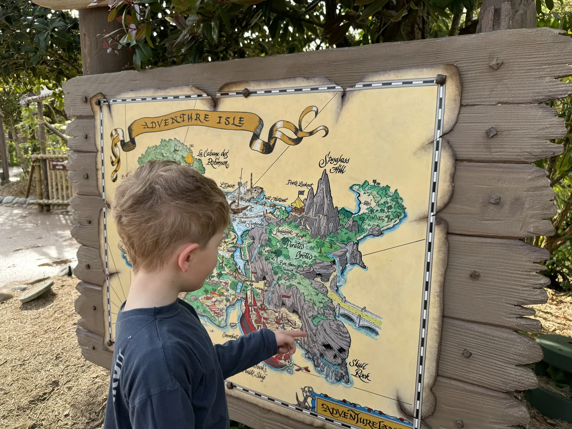 Unser Großer zeigt im Disneyland Paris auf einer Karte der Piraten auf Adventure Isle